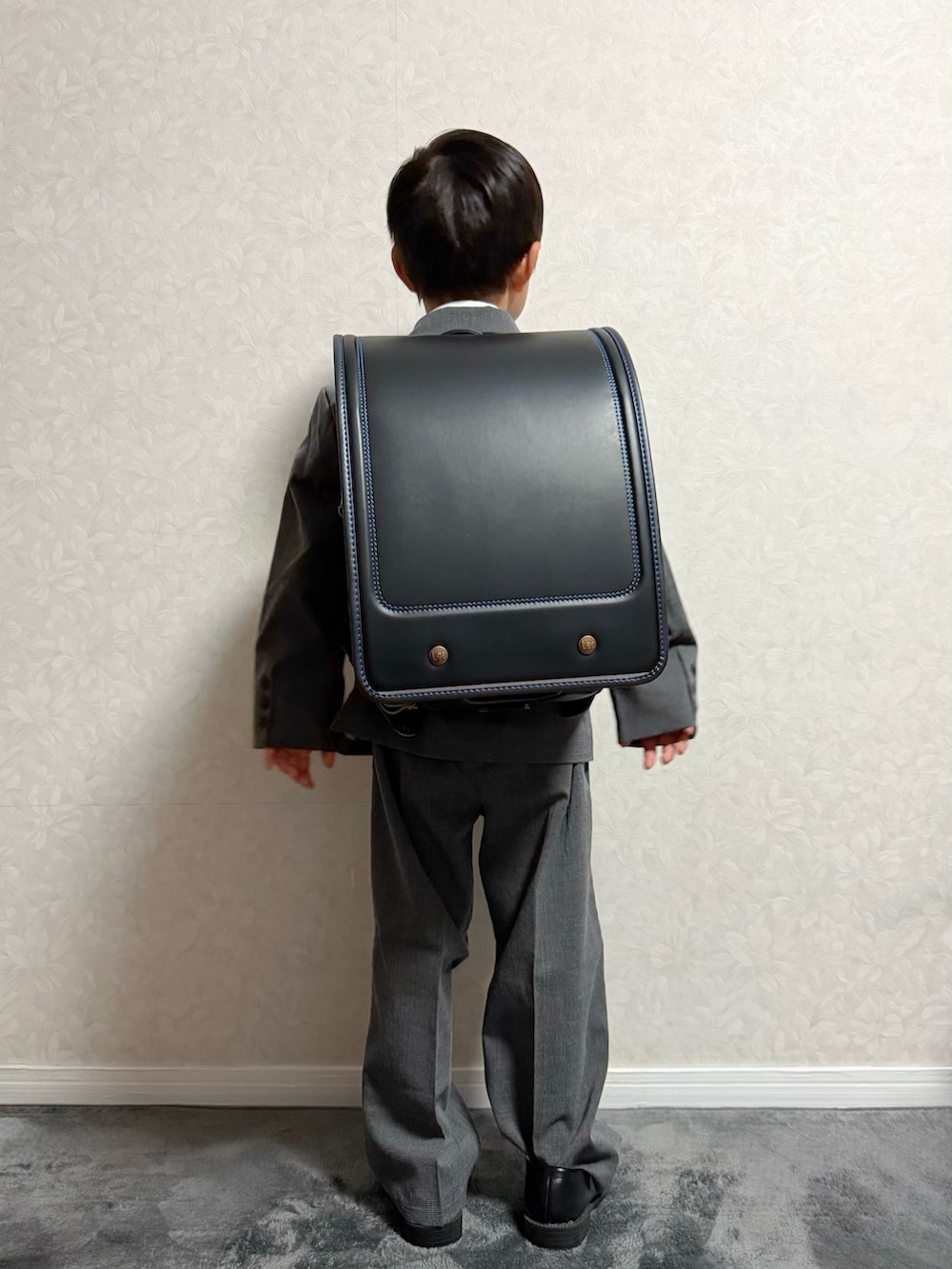 グレー系のスーツセット、ブラック系のランドセル、その他のその他を着用したキッズの冬コーディネートの5枚目の写真