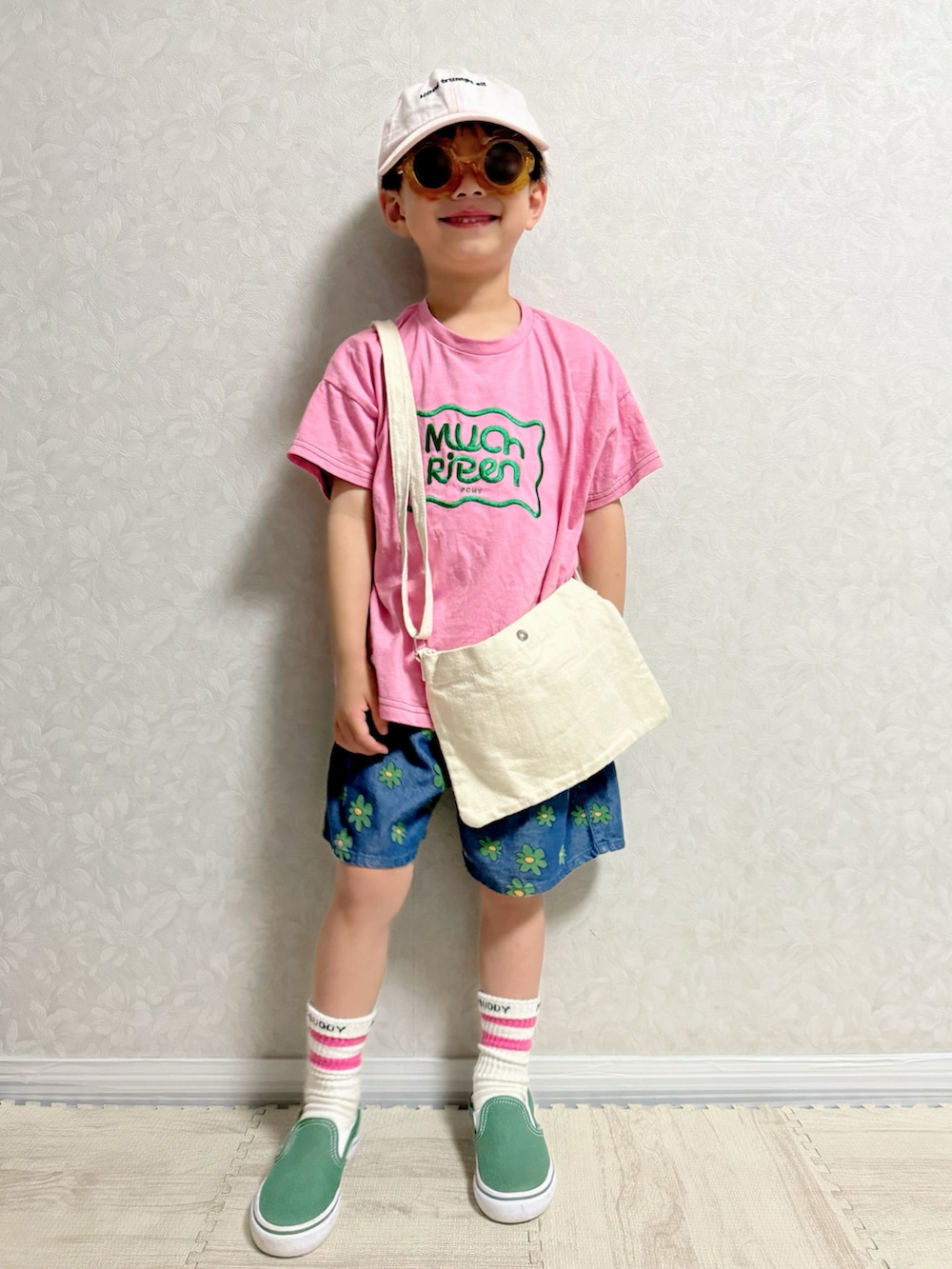 「夏コーデ、ストリート、カジュアルコーデ、キャップ、サングラス、デニム、ハーフパンツ、ショートパンツ、スリッポン、スニーカー、シンプルコーデ、花柄、ショルダーバッグ、ピンク、プチプラ」｜「LOWRYS FARMの刺繍ロゴＣＡＰ　264887（キャップ、ピンク系）」を使った、lenlen23さん（キッズ・110cm）の夏コーディネートの2枚目の写真