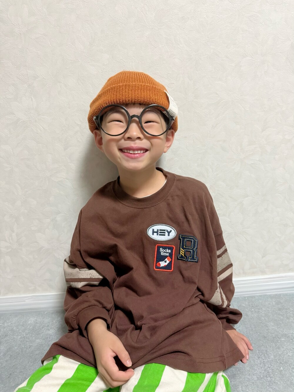ホワイト系のスニーカー、グリーン系のその他パンツ、ブラウン系のTシャツ/カットソーを着用したキッズの秋コーディネートの4枚目の写真
