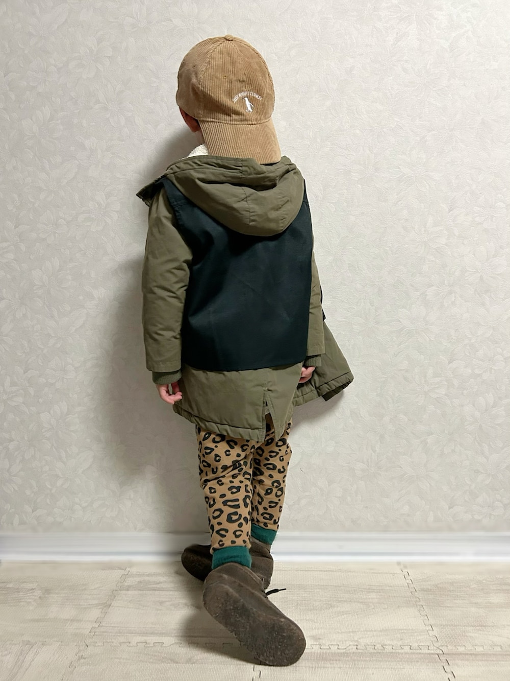 ホワイト系のシャツ/ブラウス、グリーン系のモッズコート、ブラック系のベストを着用したキッズの秋コーディネートの5枚目の写真