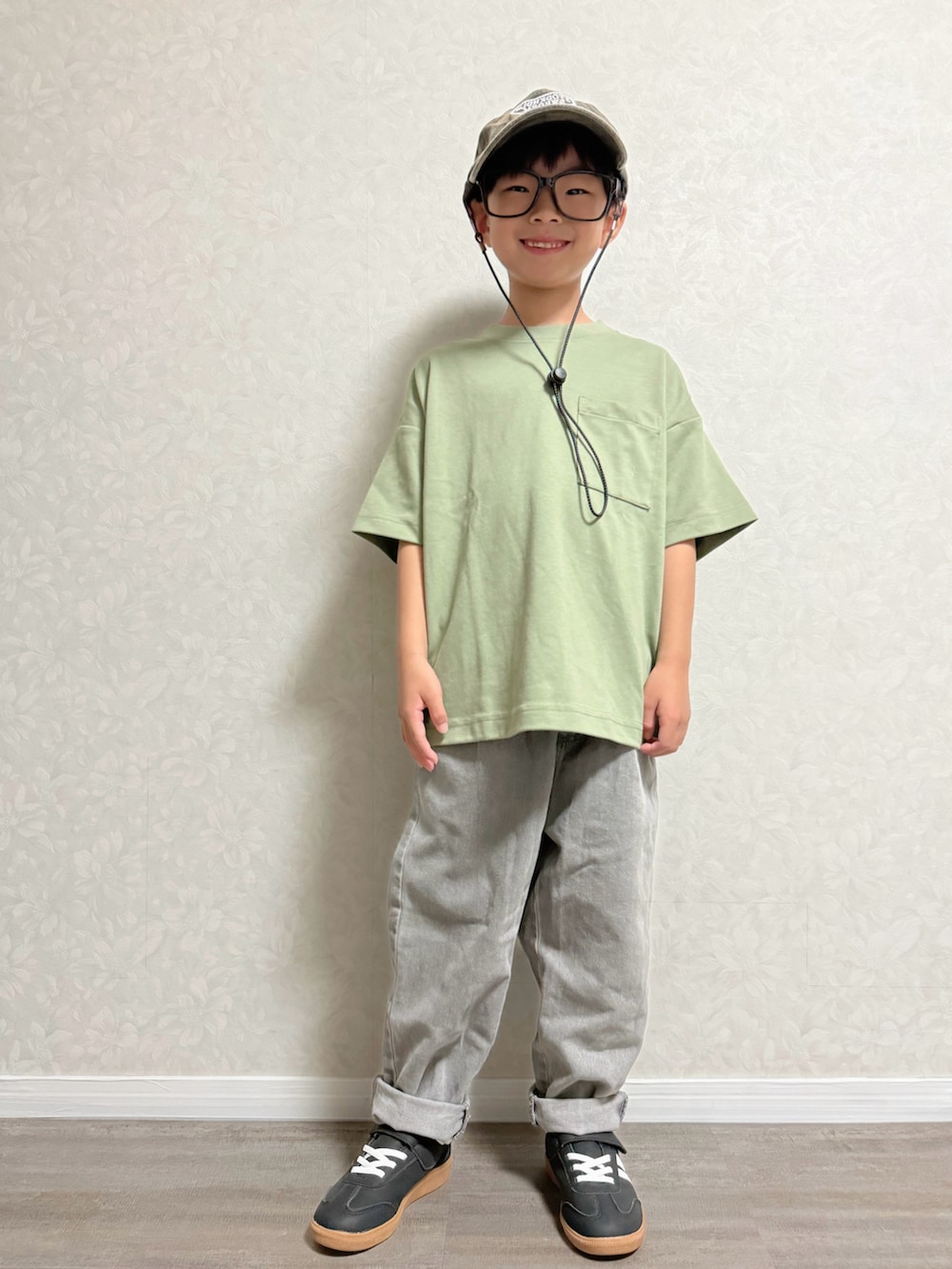 ブラック系のシャツ/ブラウス、グリーン系のTシャツ/カットソー、グレー系のデニムパンツを着用したキッズの秋コーディネートの2枚目の写真