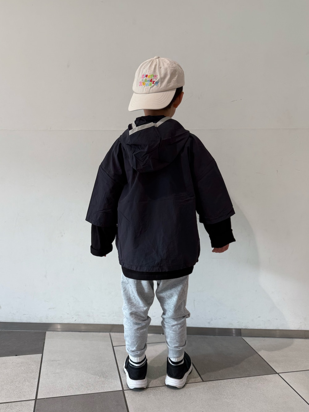 ブラック系のサンダル、グレー系のスウェットパンツ、ブラック系のTシャツ/カットソーを着用したキッズの春コーディネートの3枚目の写真