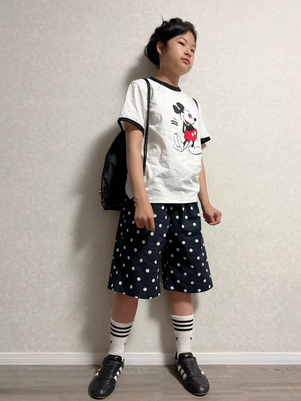 ブラック系のバックパック/リュック、ブラック系のその他パンツ、ブラック系のスニーカーを着用したキッズの春コーディネートの2枚目の写真