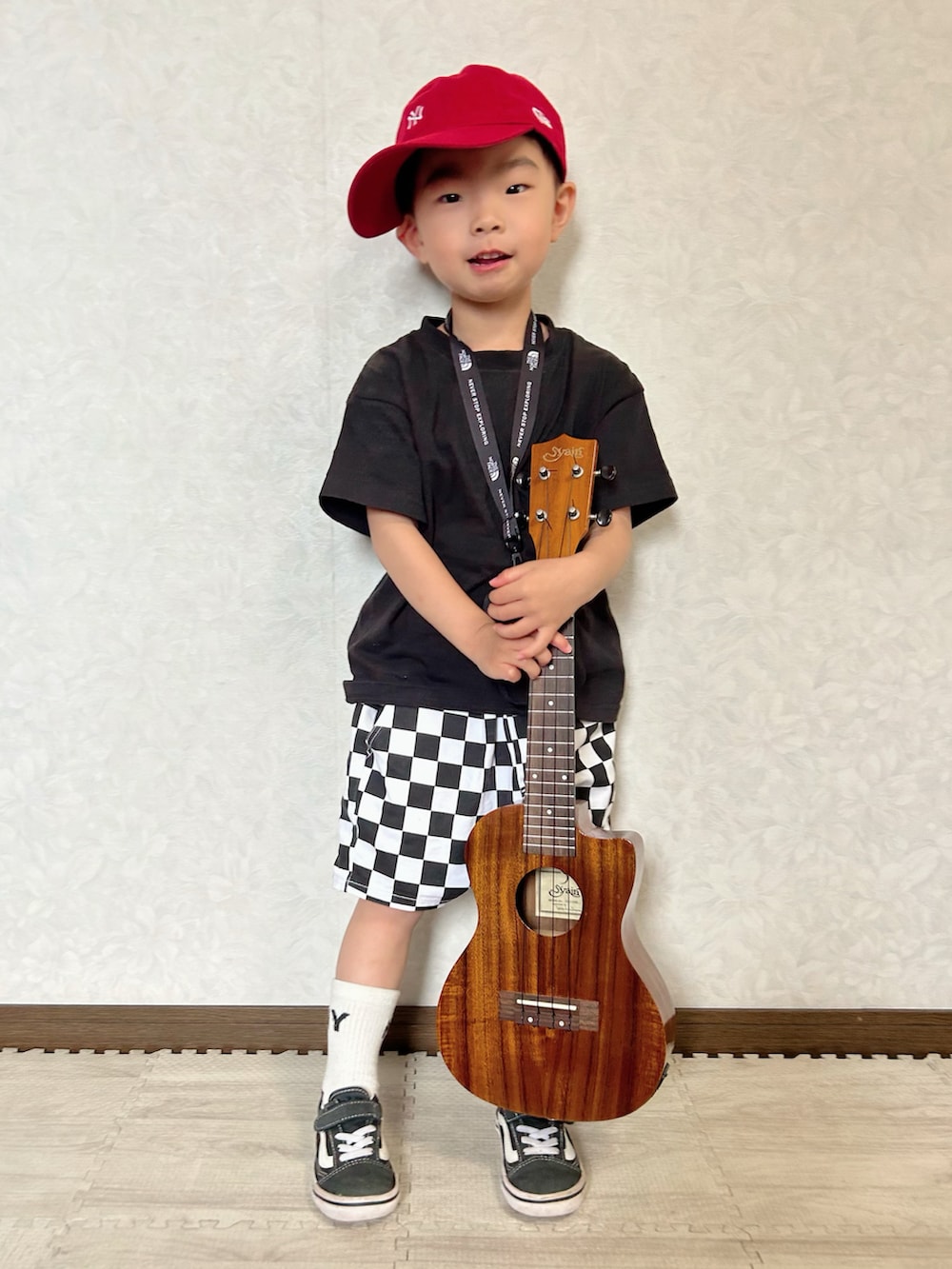 その他のTシャツ/カットソー、ブラック系のその他パンツ、ブラック系のスニーカーを着用したキッズの春コーディネートの2枚目の写真