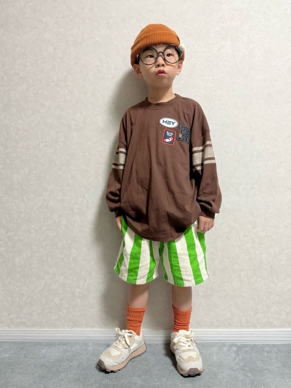 ホワイト系のスニーカー、グリーン系のその他パンツ、ブラウン系のTシャツ/カットソーを着用したキッズの秋コーディネートの2枚目の写真