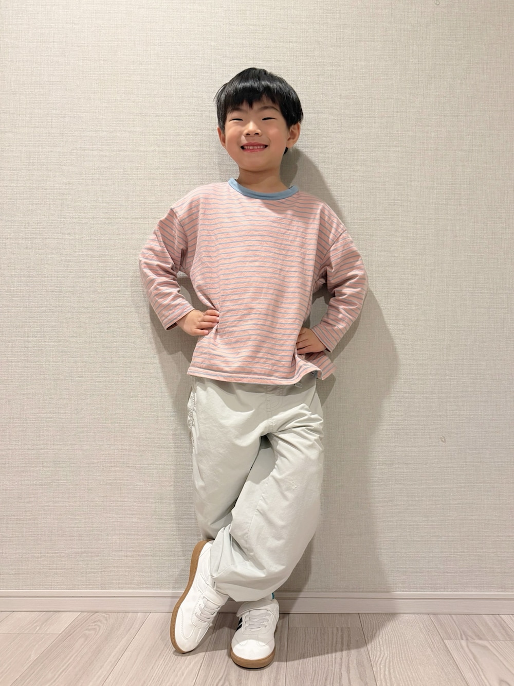 グレー系のスニーカー、ピンク系のTシャツ/カットソー、ホワイト系のショルダーバッグを着用したキッズの冬コーディネートの2枚目の写真