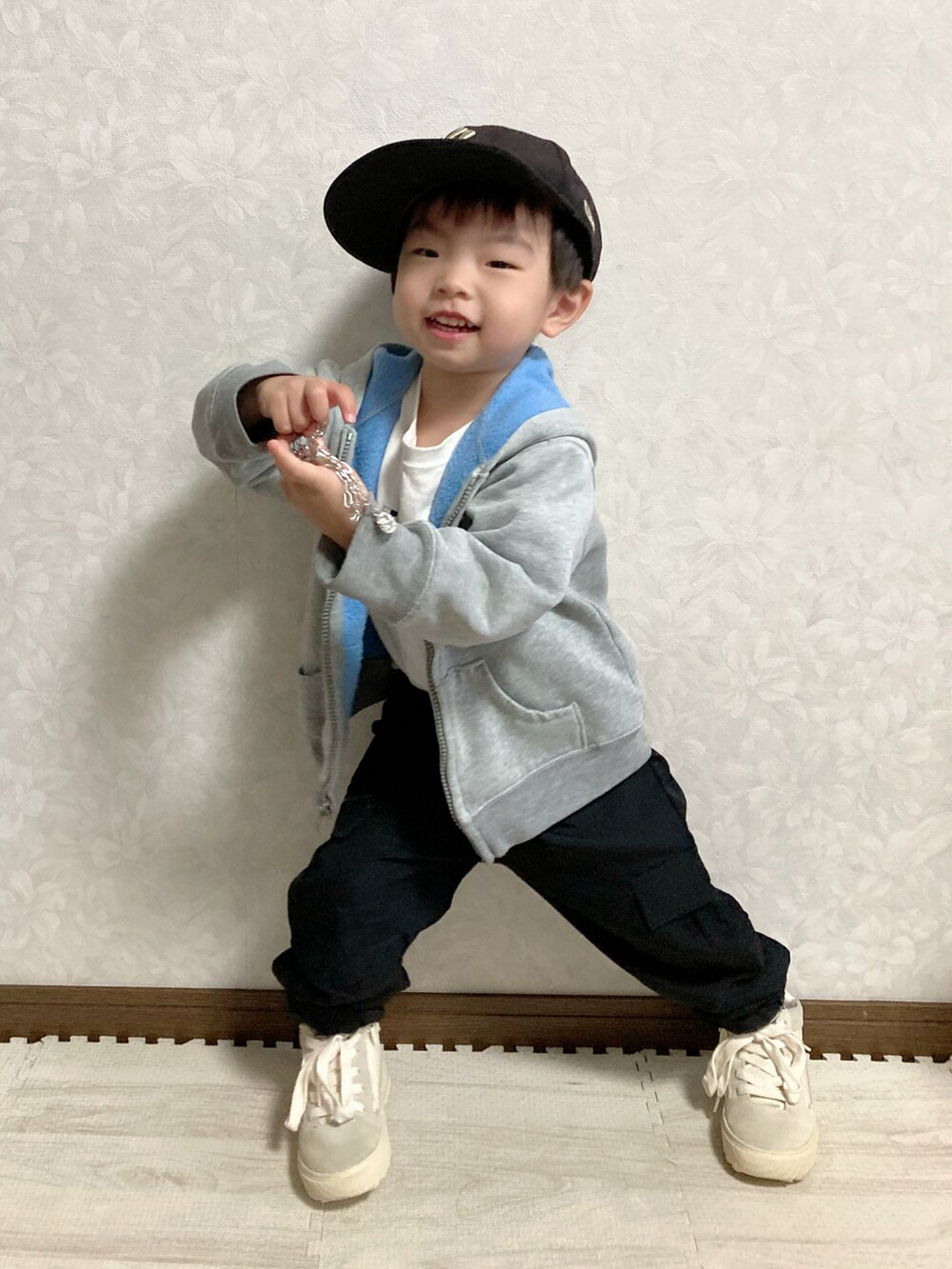 ホワイト系のTシャツ/カットソー、グレー系のパーカー、ブラック系のカーゴパンツを着用したキッズの冬コーディネートの3枚目の写真