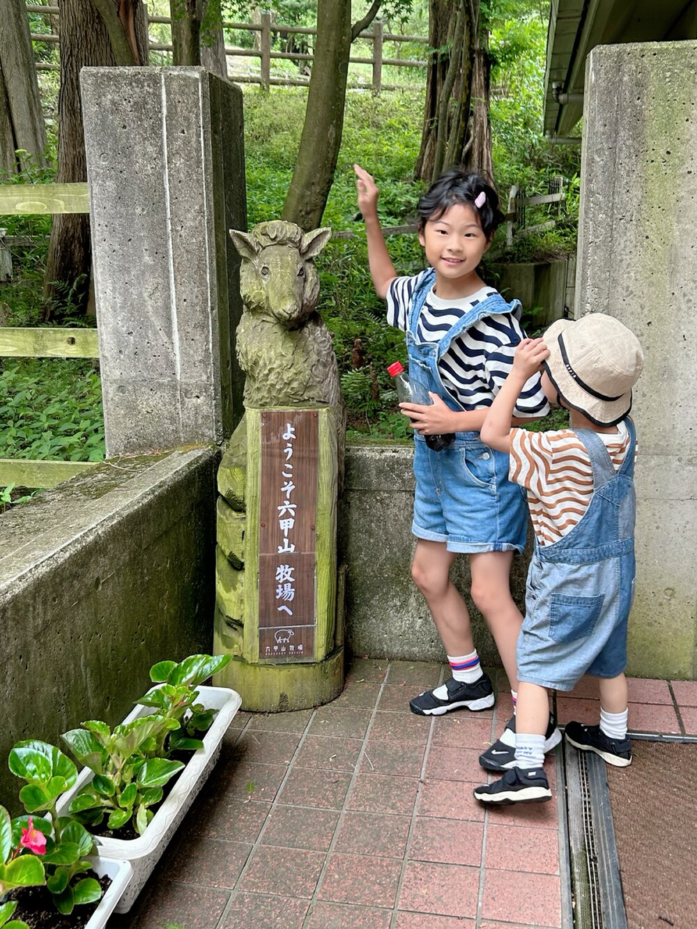 ベージュ系のTシャツ/カットソー、ブルー系のTシャツ/カットソー、ブルー系のサロペット/オーバーオールを着用したキッズの夏コーディネートの2枚目の写真