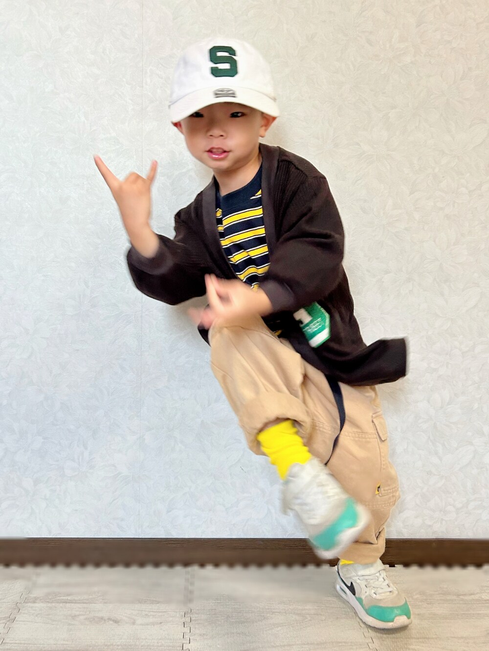 ブルー系のTシャツ/カットソー、ブラック系のカーディガン/ボレロ、ベージュ系のカーゴパンツを着用したキッズの秋コーディネートの4枚目の写真