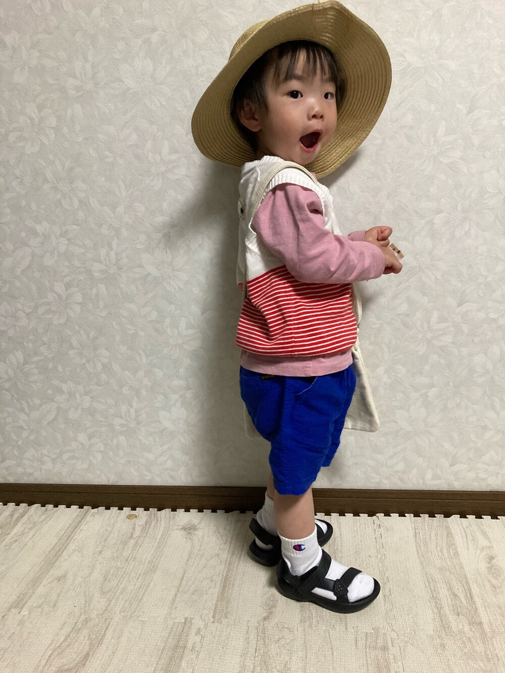 ピンク系のトップス、ホワイト系のベスト、ホワイト系のベストを着用したキッズの春コーディネートの4枚目の写真