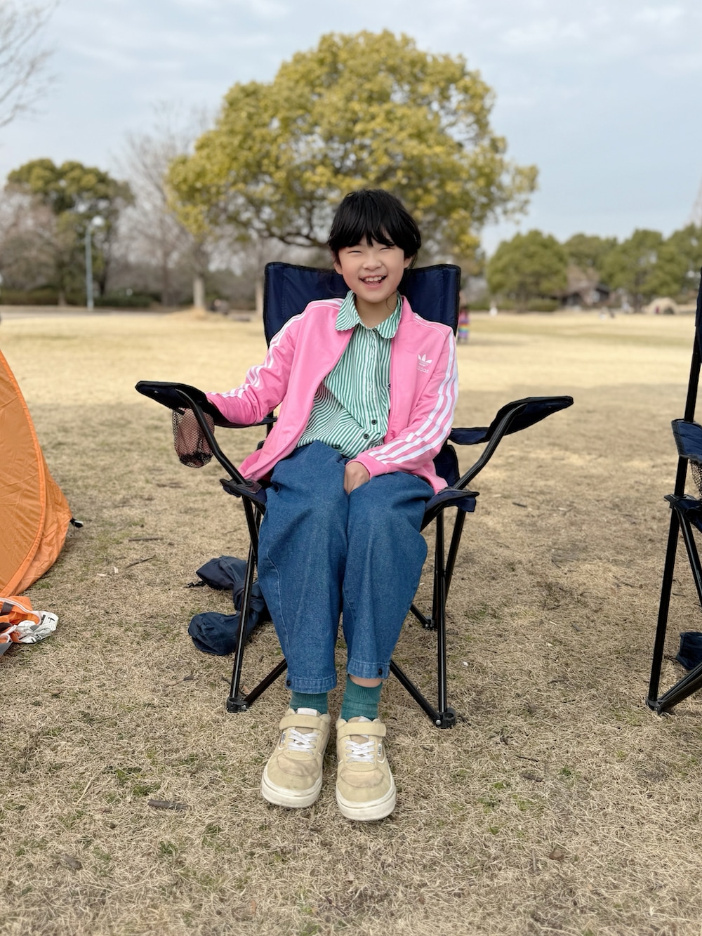 ホワイト系のTシャツ/カットソー、ピンク系のシャツ/ブラウス、ブルー系のデニムパンツを着用したキッズの春コーディネートの5枚目の写真