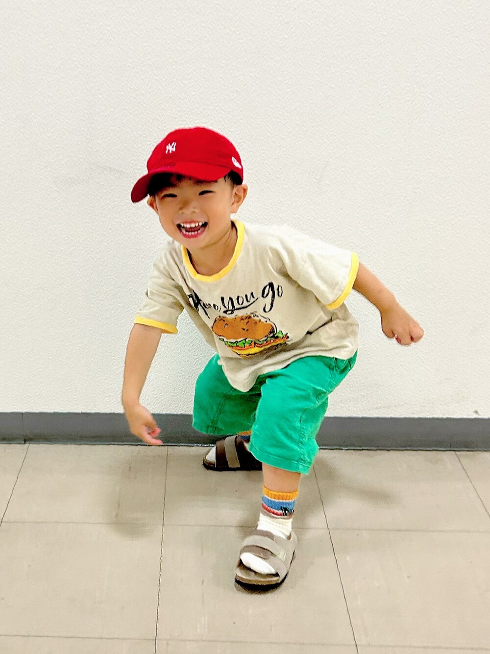 ホワイト系のTシャツ/カットソー、グリーン系のその他パンツ、ブラウン系のショルダーバッグを着用したキッズの夏コーディネートの5枚目の写真