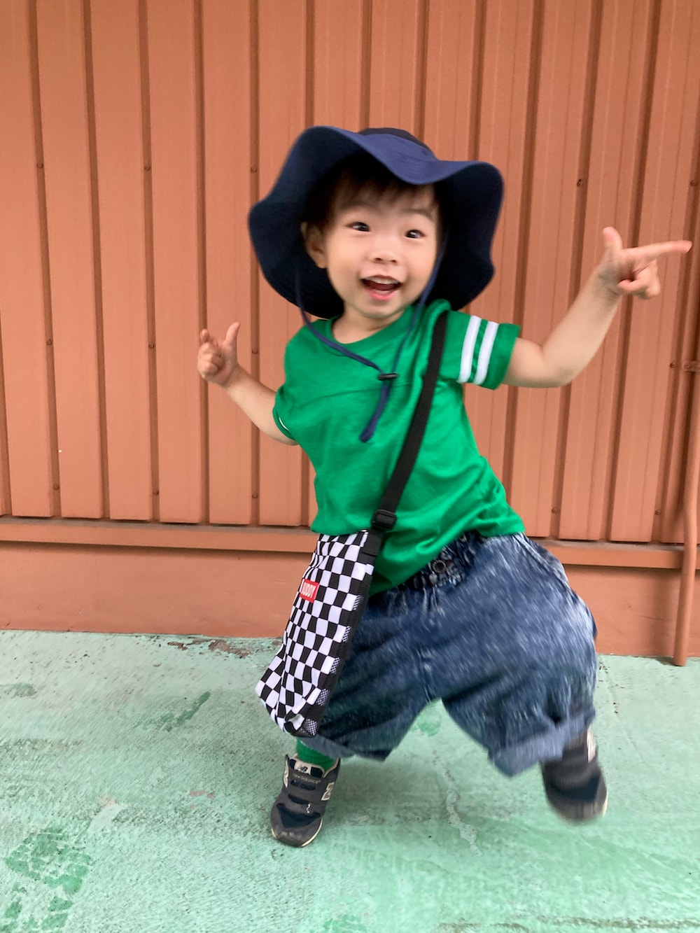 グリーン系のTシャツ/カットソー、ブルー系のデニムパンツ、ブルー系のスニーカーを着用したキッズの夏コーディネートの2枚目の写真