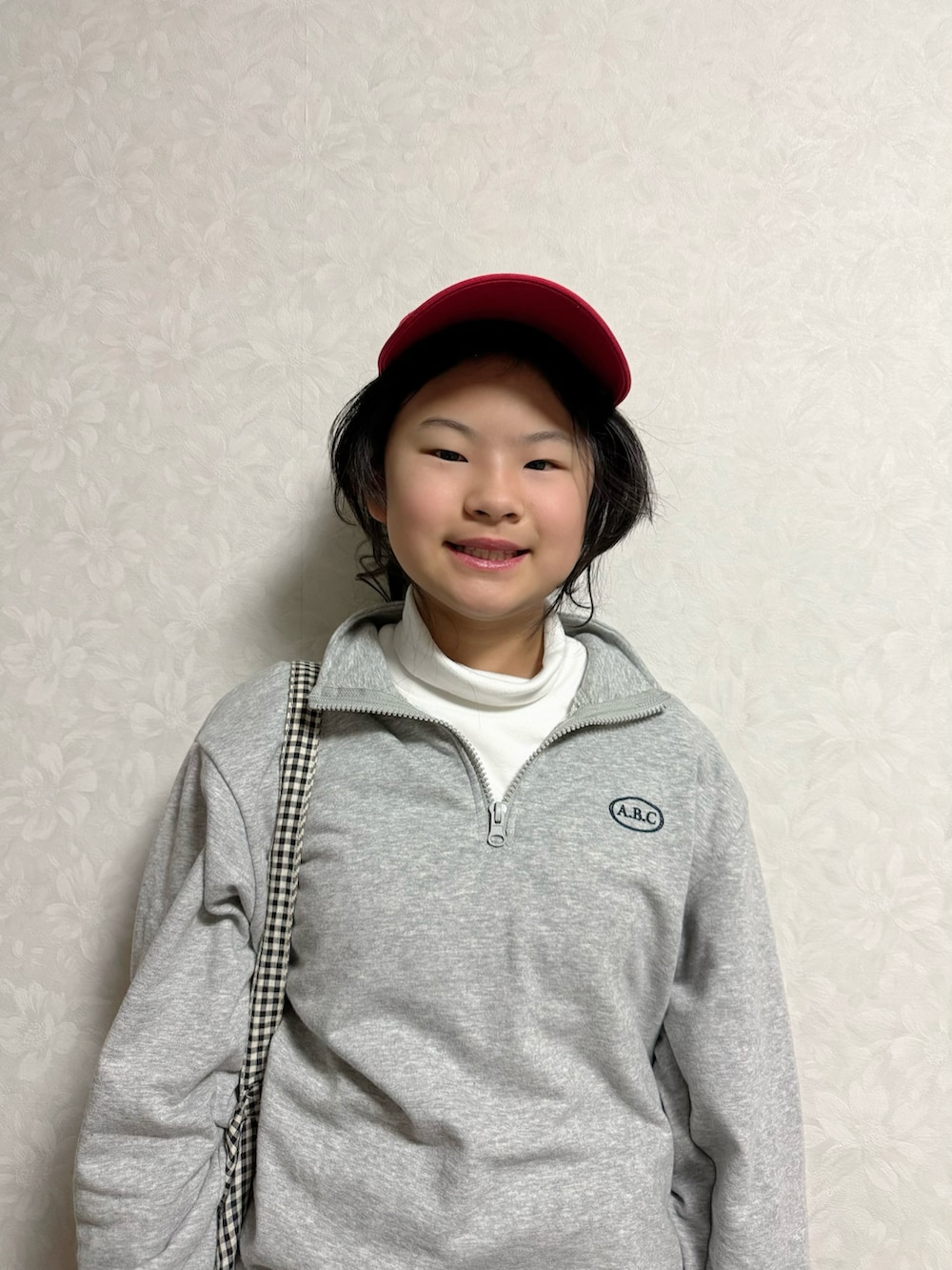 グレー系のセットアップ、ホワイト系のTシャツ/カットソー、ブラック系のトートバッグを着用したキッズの冬コーディネートの3枚目の写真