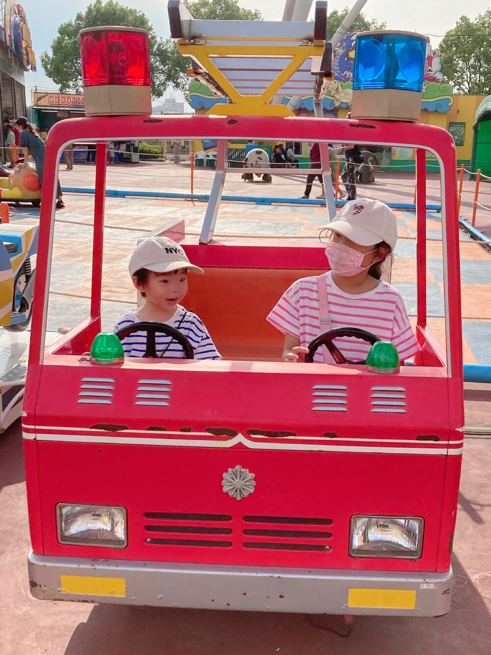 ブルー系のその他パンツ、ピンク系のパンツ、ピンク系のTシャツ/カットソーを着用したキッズの夏コーディネートの5枚目の写真