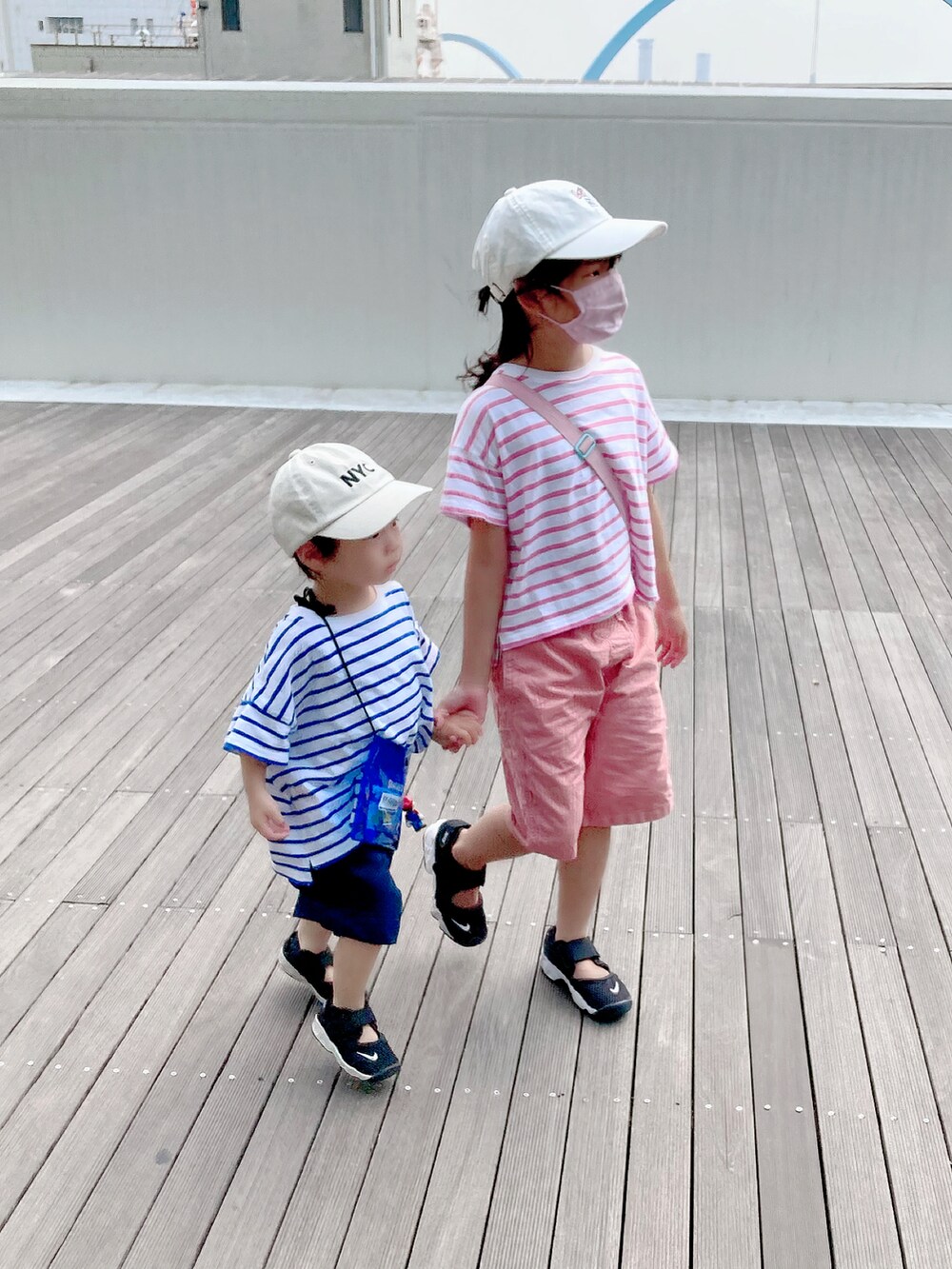 ブルー系のその他パンツ、ピンク系のパンツ、ピンク系のTシャツ/カットソーを着用したキッズの夏コーディネートの2枚目の写真