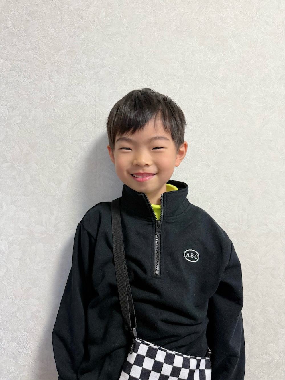 ブラック系のセットアップ、その他のショルダーバッグ、ブラック系のスニーカーを着用したキッズの冬コーディネートの4枚目の写真