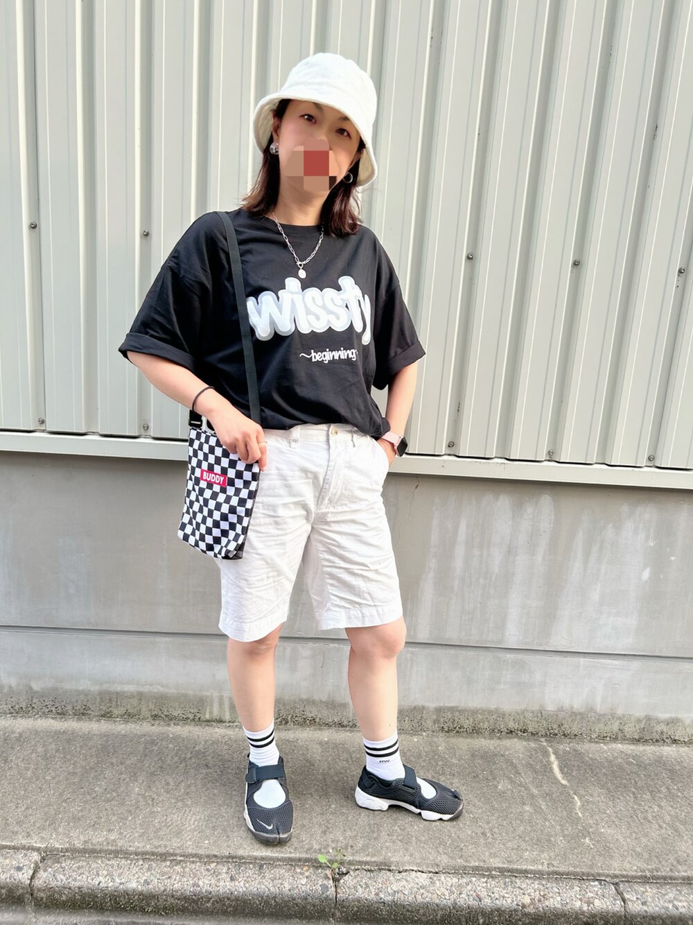 ブラック系のTシャツ/カットソー、ホワイト系のその他パンツ、ブラック系のサンダルを着用したキッズの夏コーディネートの4枚目の写真
