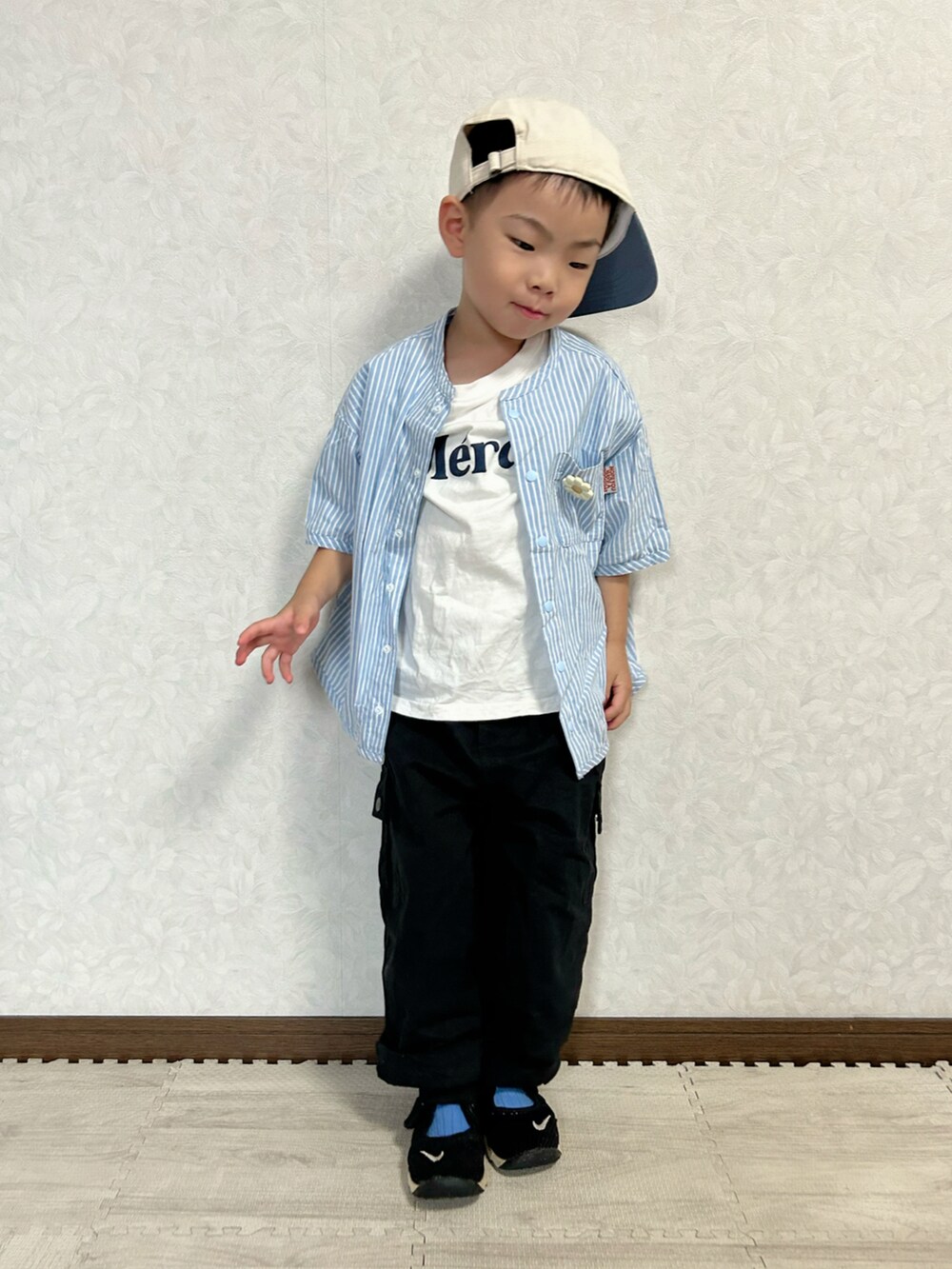 ホワイト系のTシャツ/カットソー、その他のシャツ/ブラウス、ブラック系のカーゴパンツを着用したキッズの夏コーディネートの3枚目の写真