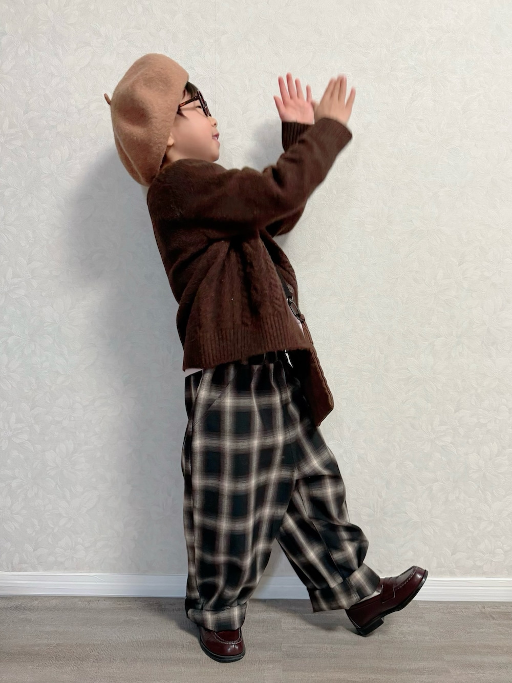 ブラウン系のその他パンツ、ブラウン系のローファー、ピンク系のTシャツ/カットソーを着用したキッズの冬コーディネートの4枚目の写真