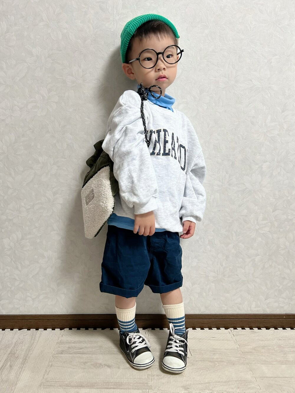 グレー系のスウェット、ブルー系のTシャツ/カットソー、ブルー系のその他パンツを着用したキッズの秋コーディネートの2枚目の写真
