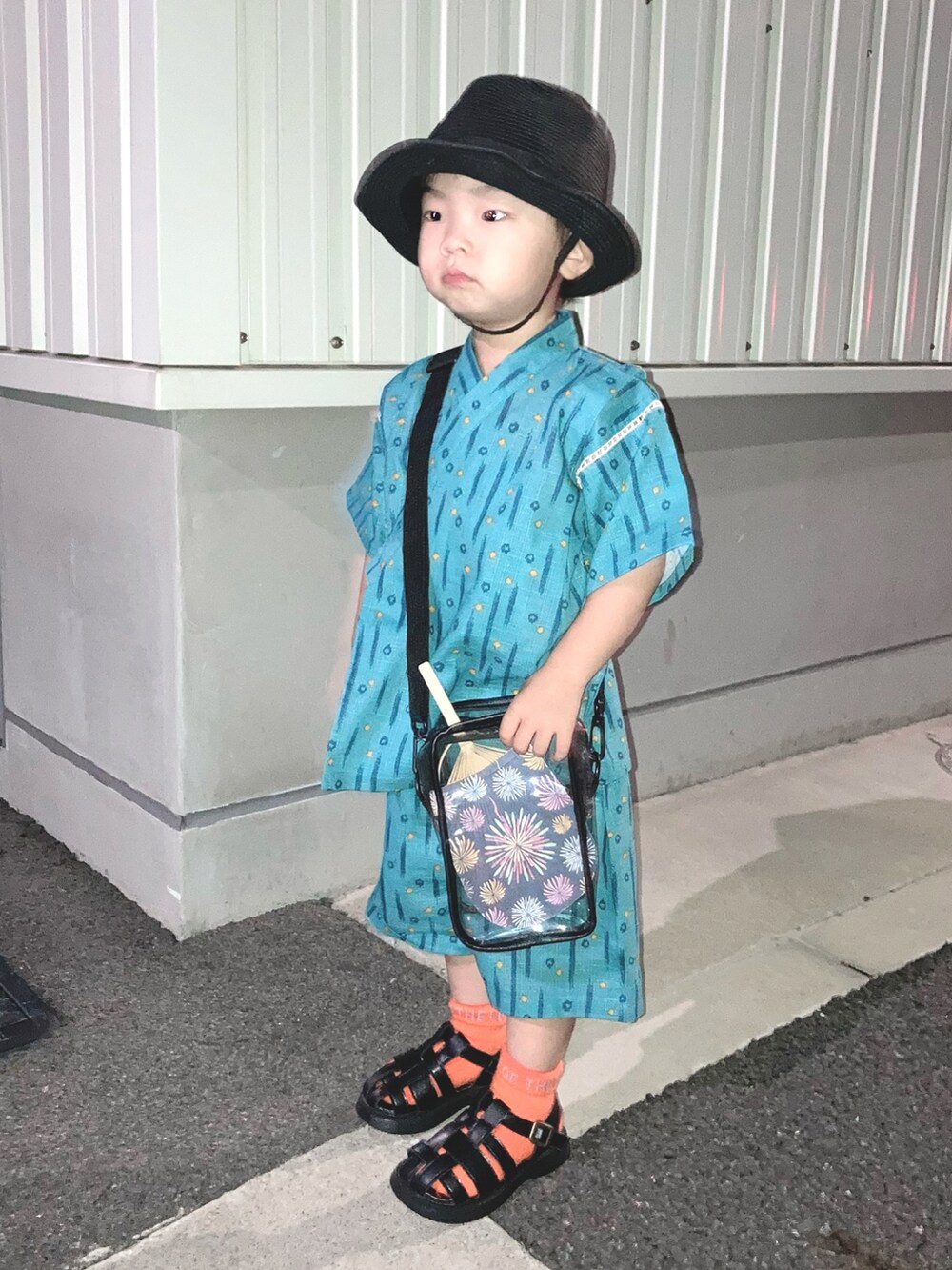 その他のショルダーバッグ、ブラック系のサンダル、ブラウン系のハットを着用したキッズの夏コーディネートの3枚目の写真