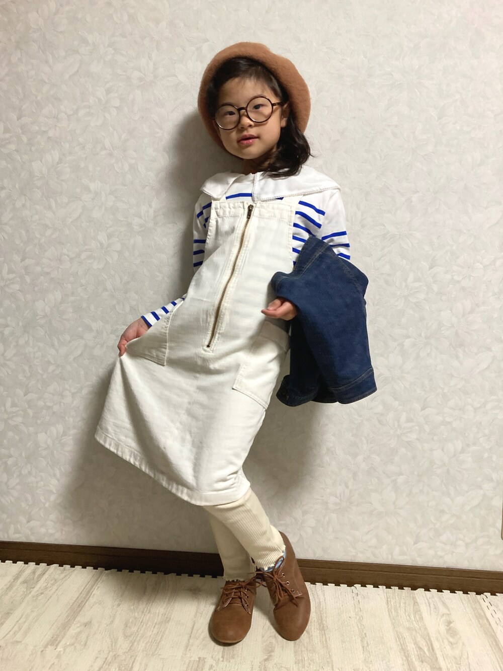 ブルー系のTシャツ/カットソー、ホワイト系のサロペット/オーバーオール、ブラウン系のドレスシューズを着用したキッズの春コーディネートの2枚目の写真
