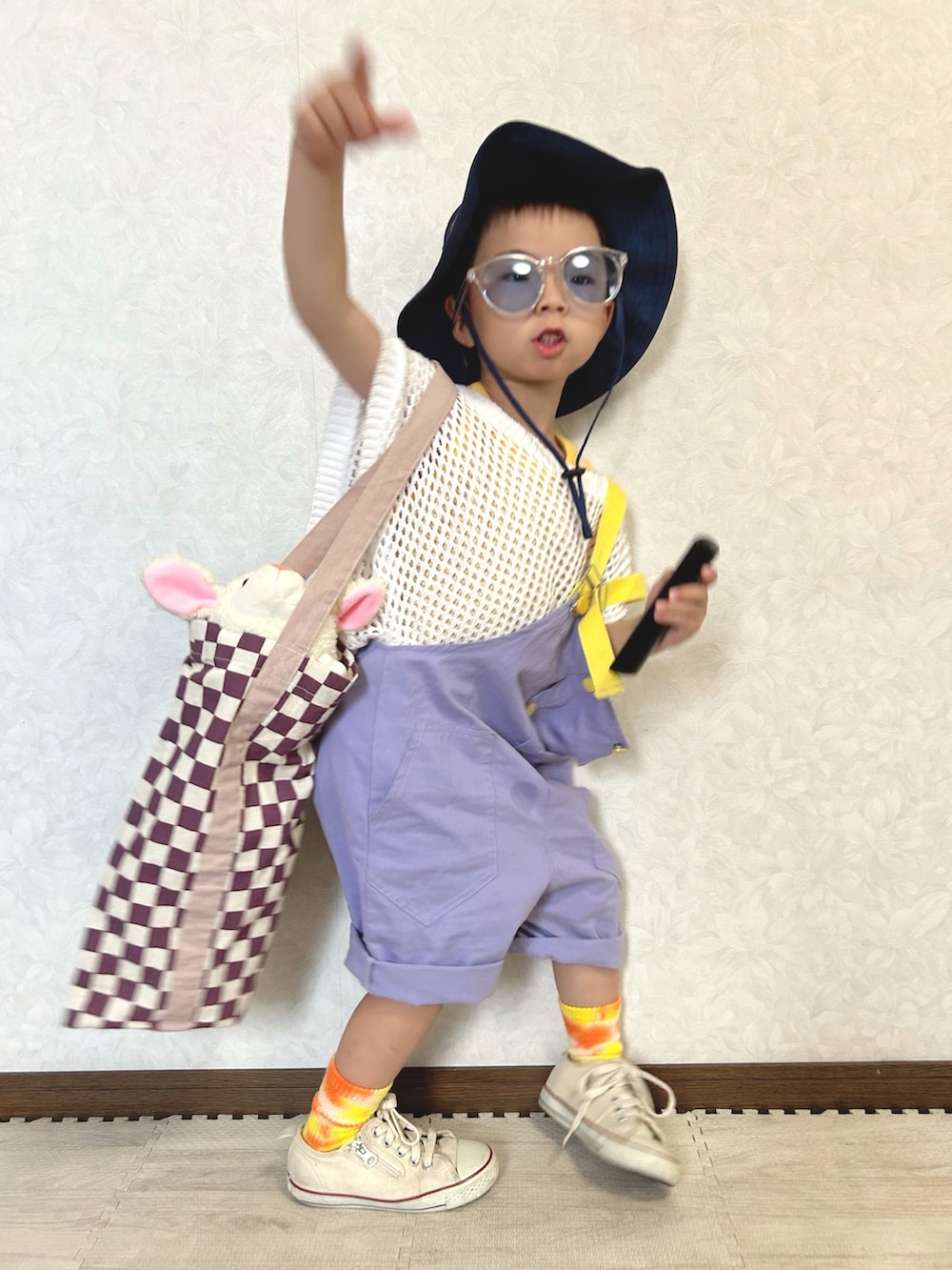 イエロー系のタンクトップ、ホワイト系のニット/セーター、パープル系のサロペット/オーバーオールを着用したキッズの夏コーディネートの4枚目の写真