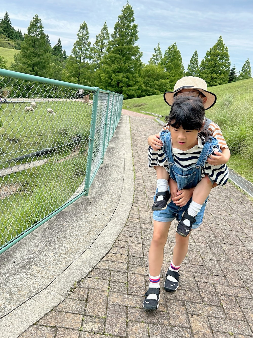 ベージュ系のTシャツ/カットソー、ブルー系のTシャツ/カットソー、ブルー系のサロペット/オーバーオールを着用したキッズの夏コーディネートの4枚目の写真