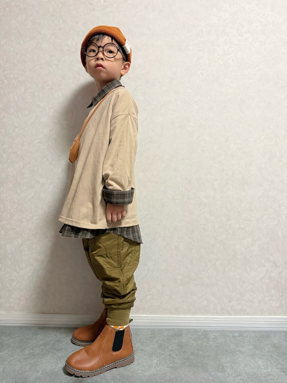 ブラウン系のその他パンツ、ベージュ系のTシャツ/カットソー、ブラウン系のシャツ/ブラウスを着用したキッズの秋コーディネートの3枚目の写真