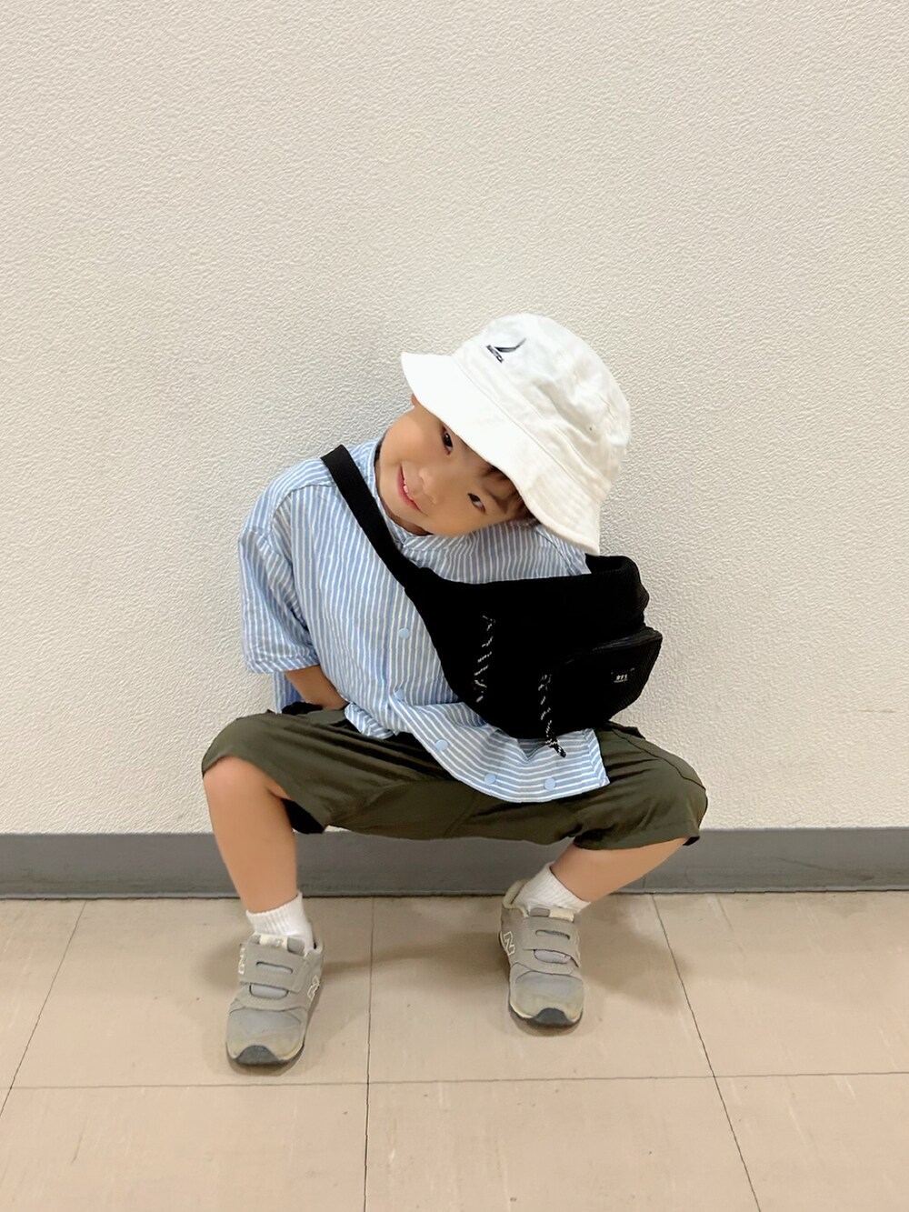 その他のシャツ/ブラウス、ブラック系のボディバッグ/ウエストポーチ、グリーン系のカーゴパンツを着用したキッズの夏コーディネートの5枚目の写真