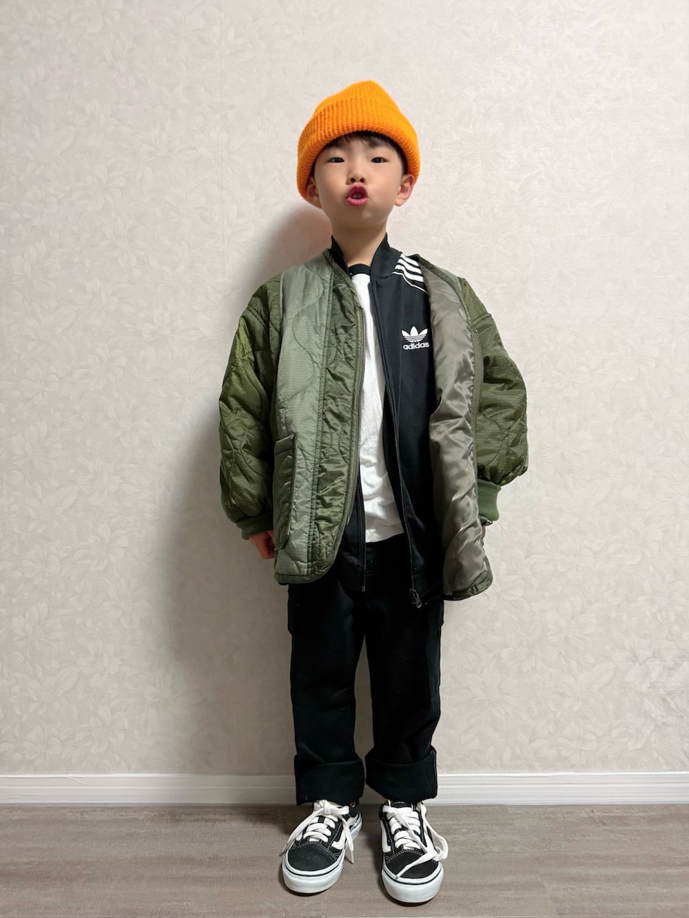 グリーン系のブルゾン、ホワイト系のTシャツ/カットソー、ブラック系のスニーカーを着用したキッズの春コーディネートの2枚目の写真