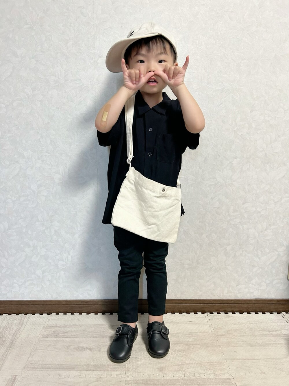 ブラック系のシャツ/ブラウス、ブラック系のその他パンツ、ホワイト系のショルダーバッグを着用したキッズの夏コーディネートの3枚目の写真
