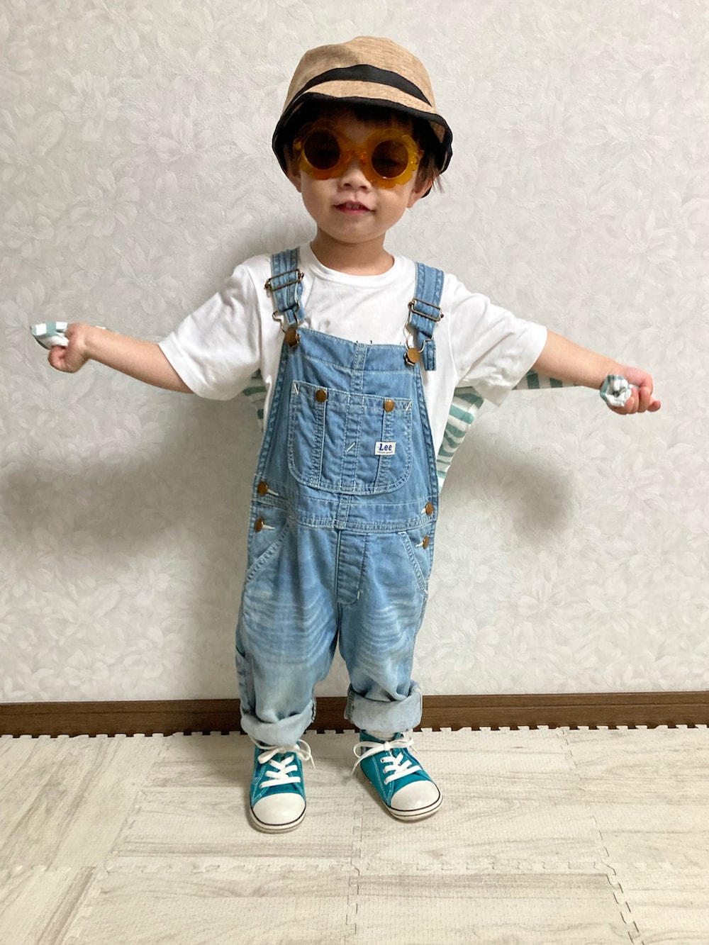 ホワイト系のTシャツ/カットソー、グリーン系のアンサンブル、グリーン系のスニーカーを着用したキッズの夏コーディネートの4枚目の写真