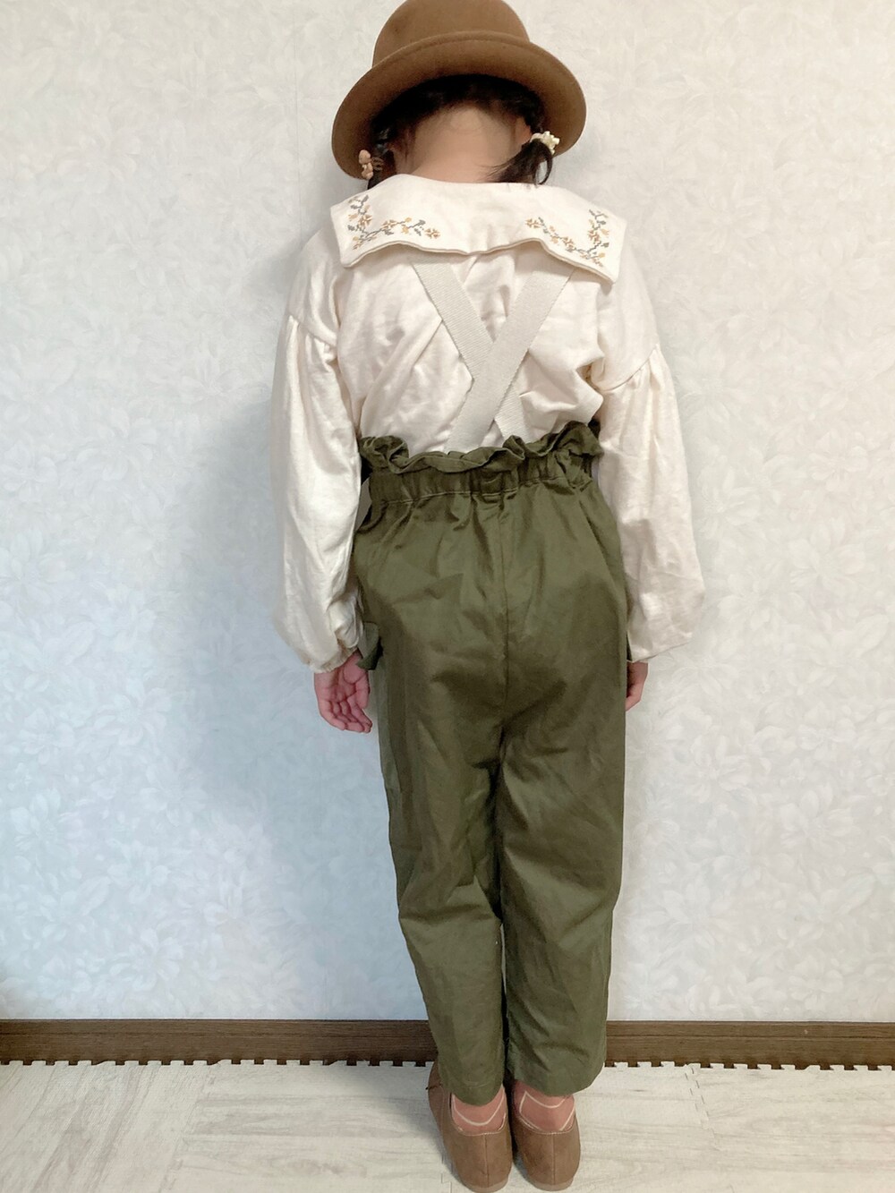 ホワイト系のスウェット、グリーン系のサロペット/オーバーオール、ブラウン系のドレスシューズを着用したキッズの秋コーディネートの5枚目の写真