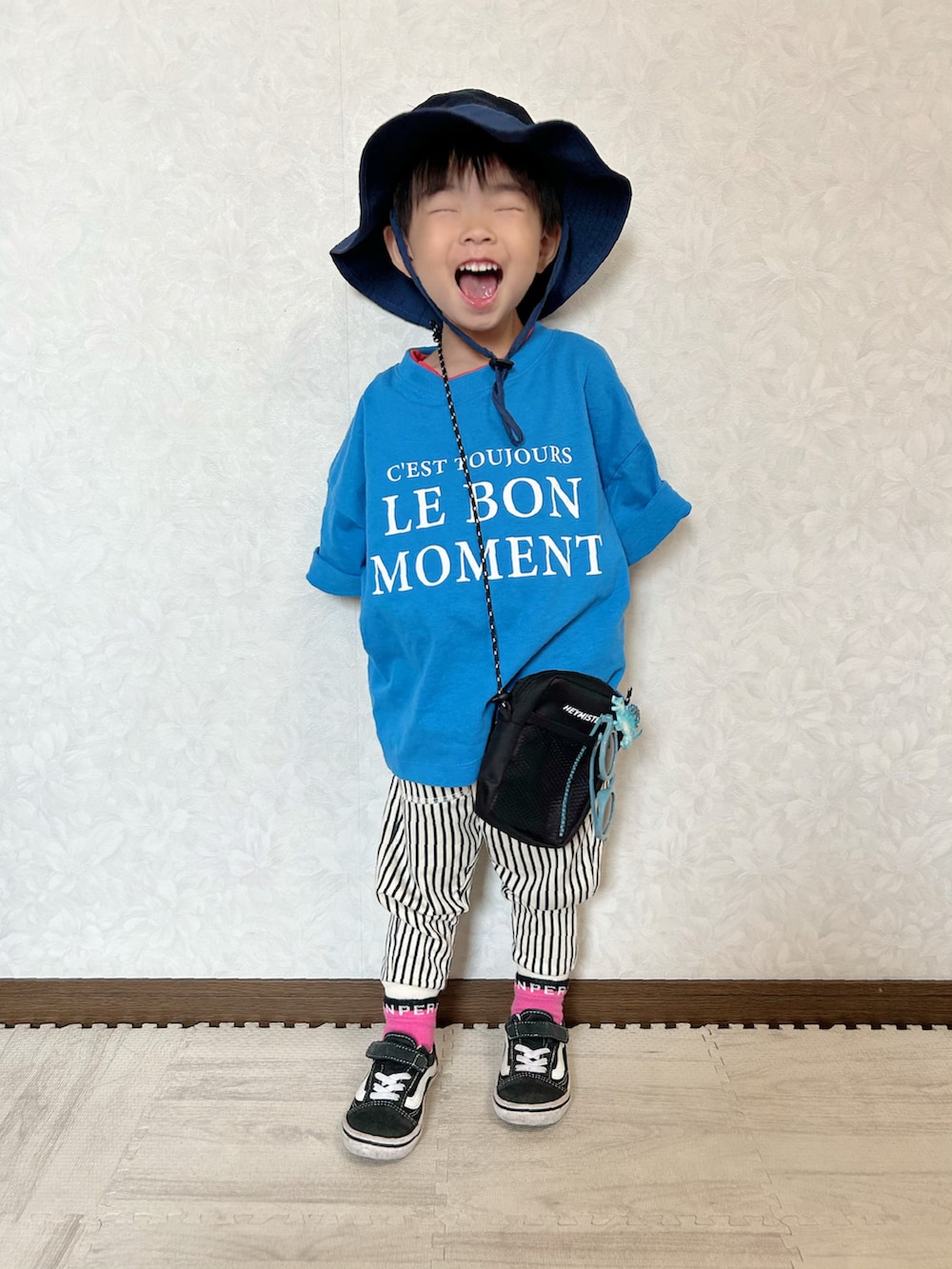 ブルー系のTシャツ/カットソー、ブラック系のショルダーバッグ、ブルー系のその他パンツを着用したキッズの春コーディネートの4枚目の写真