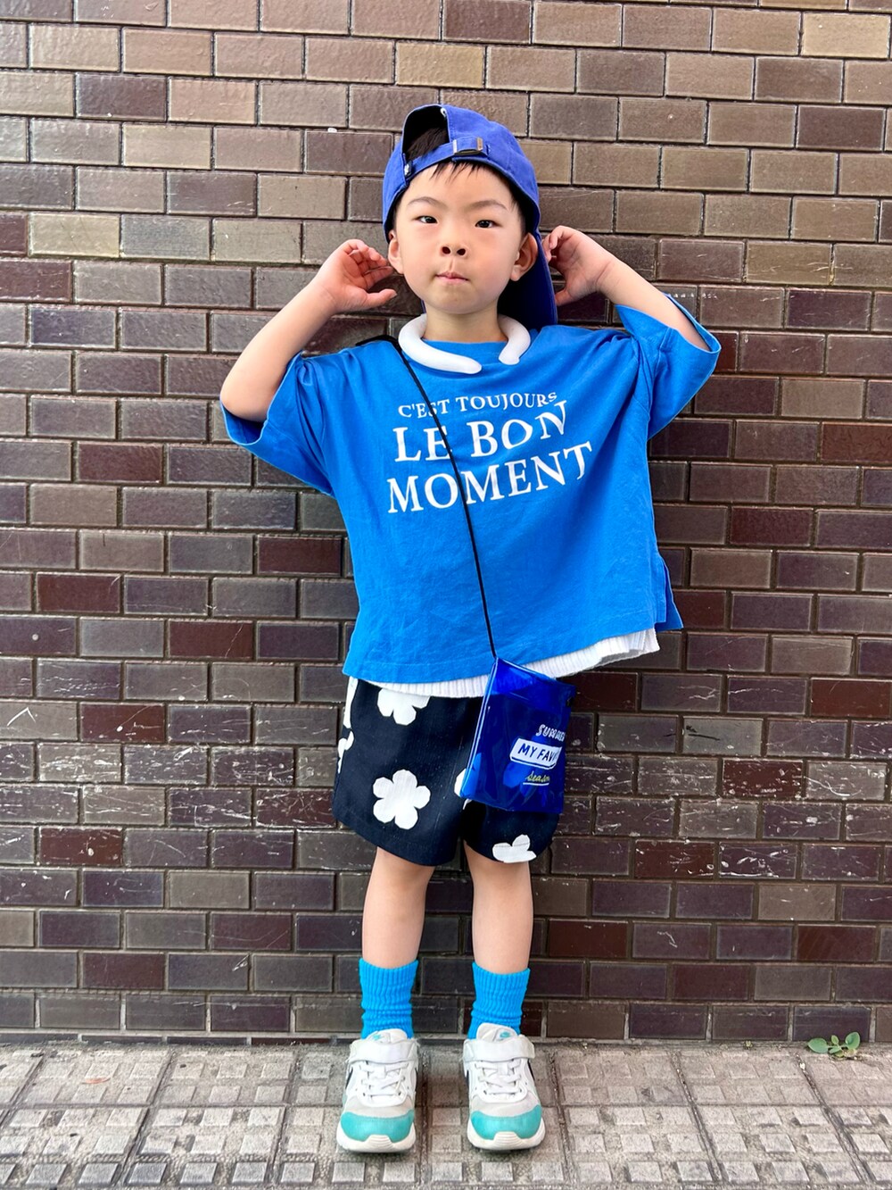 ブルー系のTシャツ/カットソー、ホワイト系のニット/セーター、ブラック系のその他パンツを着用したキッズの夏コーディネートの5枚目の写真