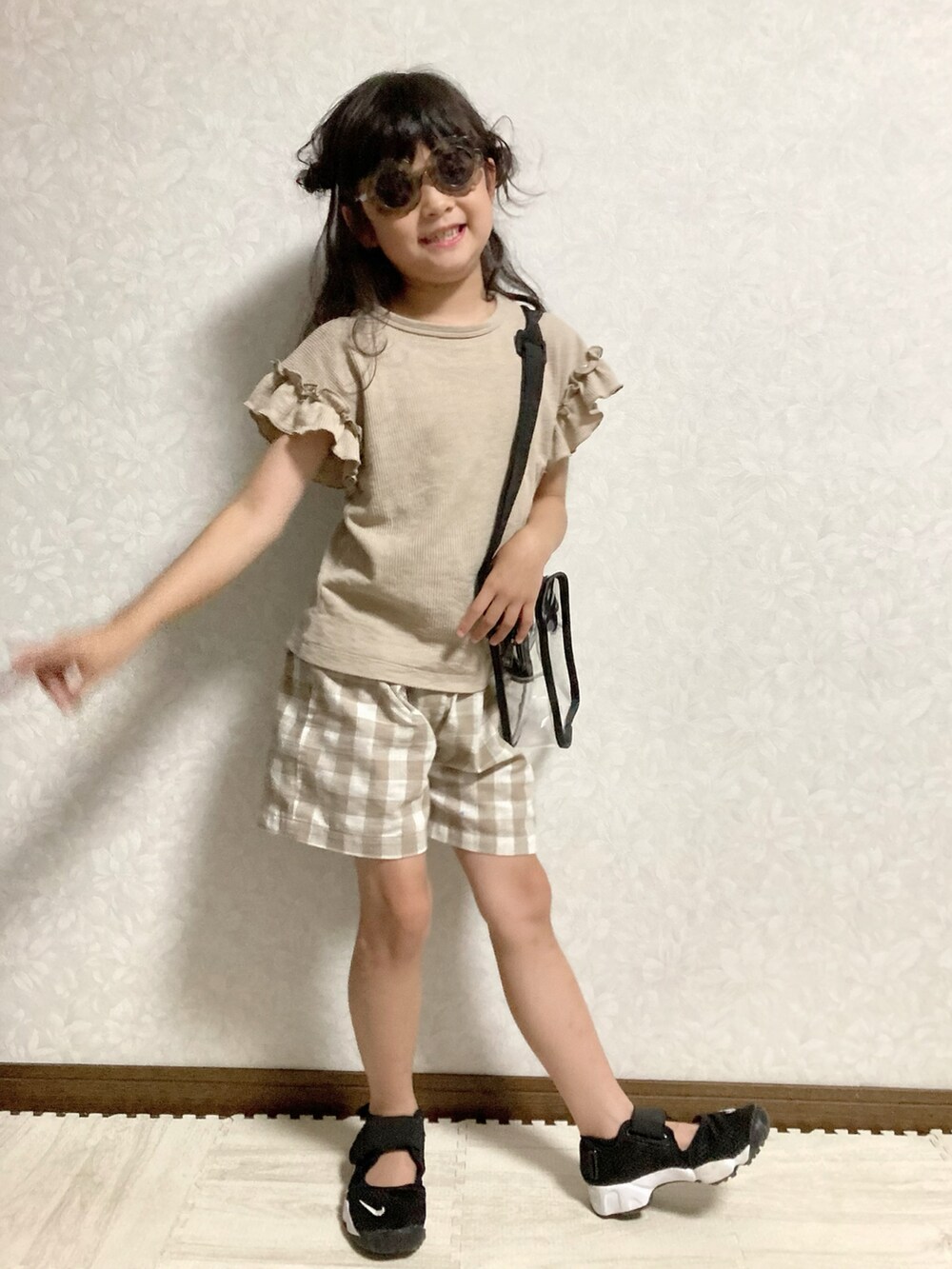 その他のショルダーバッグ、ブラック系のスニーカー、オレンジ系のサングラスを着用したキッズの夏コーディネートの3枚目の写真