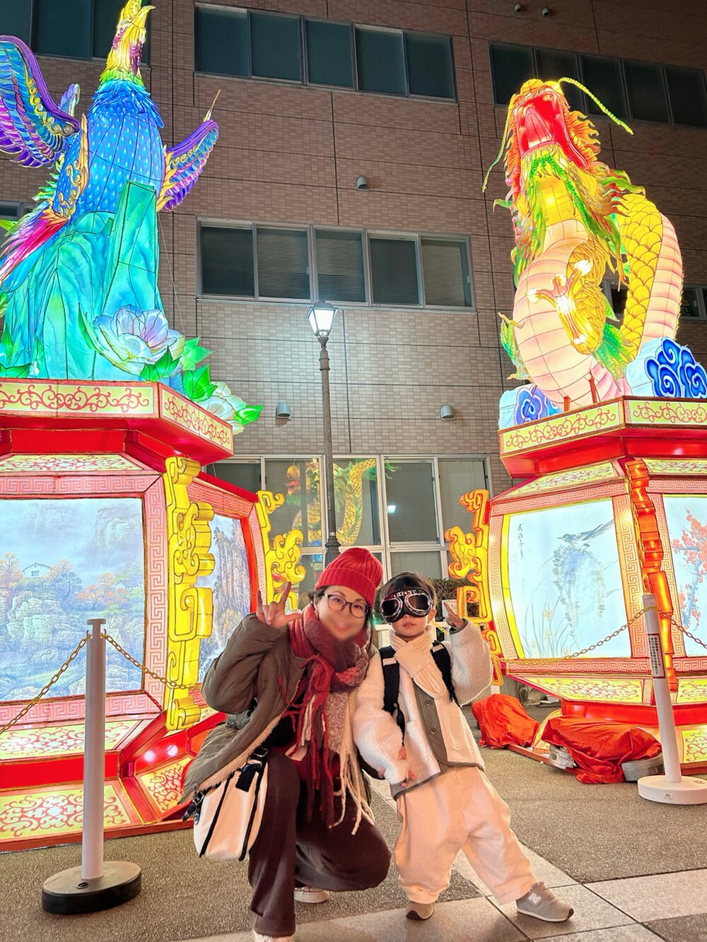 イエロー系のニット/セーター、グリーン系のノーカラージャケット、ベージュ系のチノパンツを着用したキッズの冬コーディネートの3枚目の写真