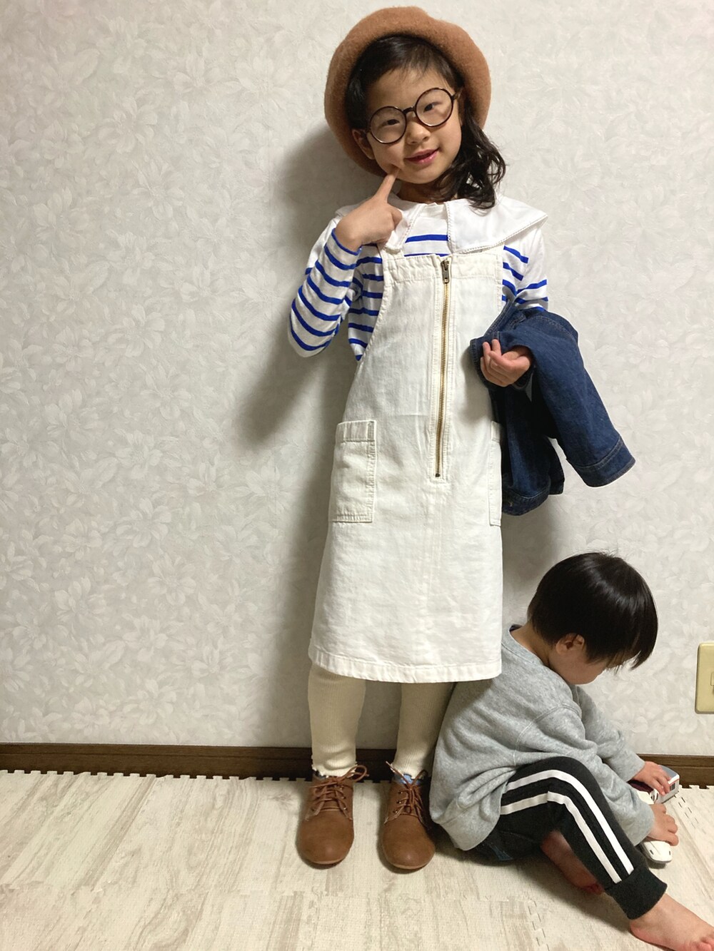 ブルー系のTシャツ/カットソー、ホワイト系のサロペット/オーバーオール、ブラウン系のドレスシューズを着用したキッズの春コーディネートの4枚目の写真