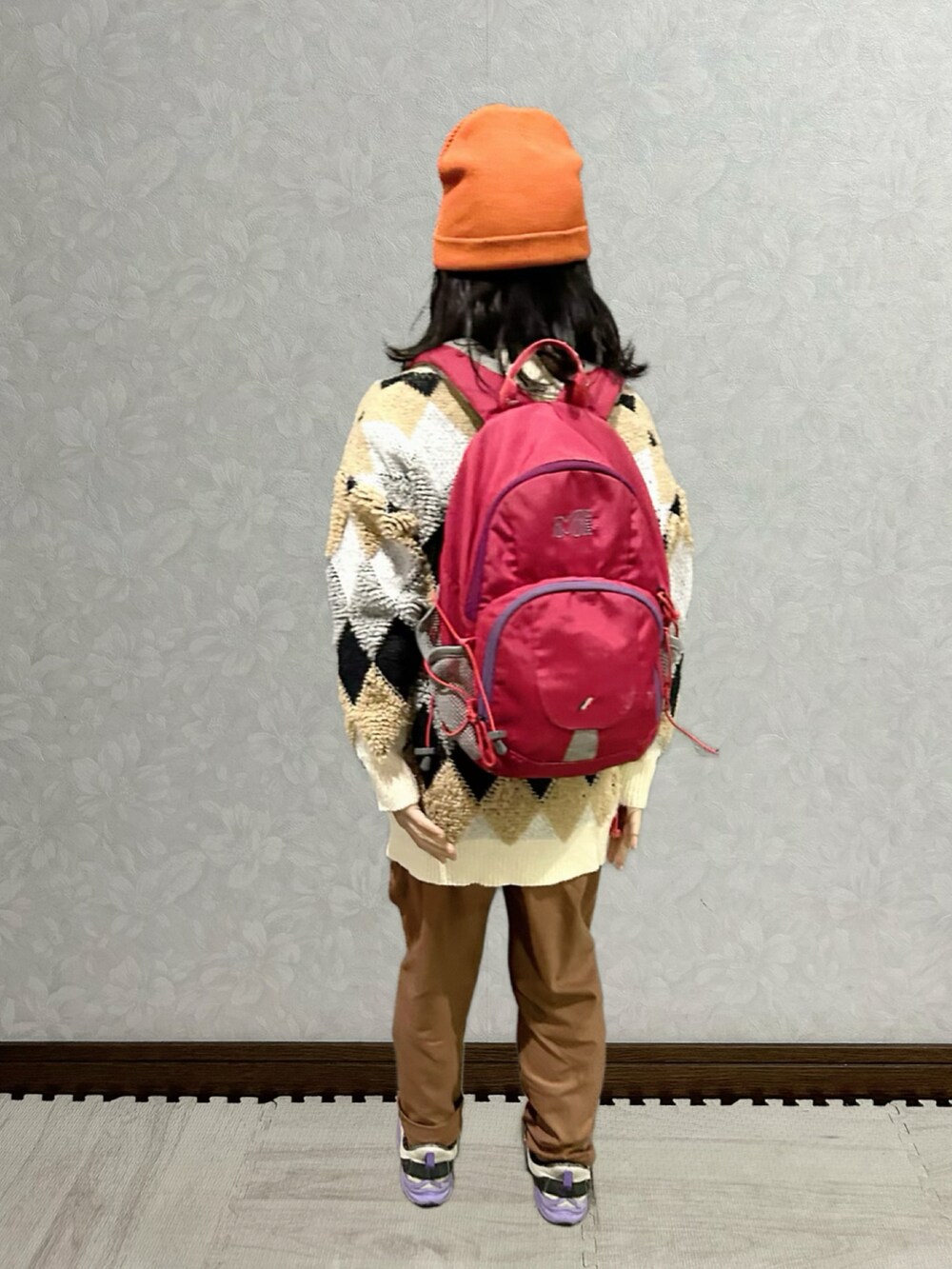 ホワイト系のTシャツ/カットソー、ベージュ系のカーディガン/ボレロ、レッド系のバックパック/リュックを着用したキッズの冬コーディネートの5枚目の写真