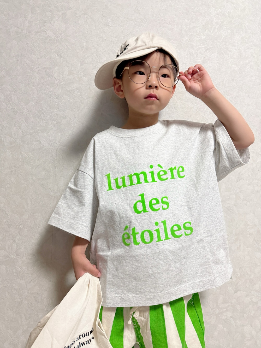 「めがね、ハーフパンツ、Tシャツ、LOWRYS FARM、キャップ、プチプラ、休日スタイル、きれいめカジュアル、トートバッグ、スニーカー、お出かけコーデ、春夏コーデ、夏コーデ、やっぱり帽子が好き、ストリート」｜「西松屋のアイテム（キャップ、ホワイト系）」を使った、lenlen23さん（キッズ・110cm）の春コーディネートの3枚目の写真