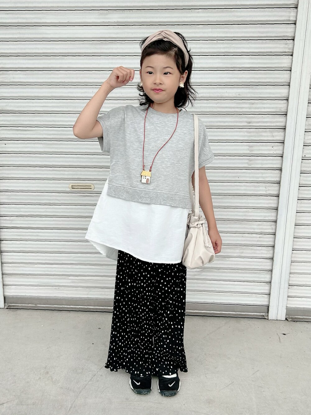 グレー系のTシャツ/カットソー、ホワイト系のその他パンツ、ブラック系のサンダルを着用したキッズの春コーディネートの3枚目の写真