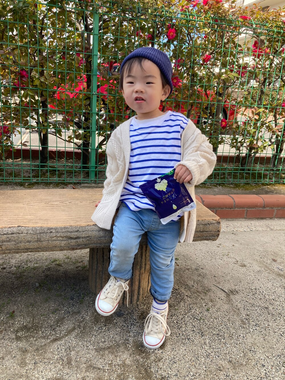 ブルー系のTシャツ/カットソー、ホワイト系のカーディガン/ボレロ、ブルー系のデニムパンツを着用したキッズの冬コーディネートの4枚目の写真