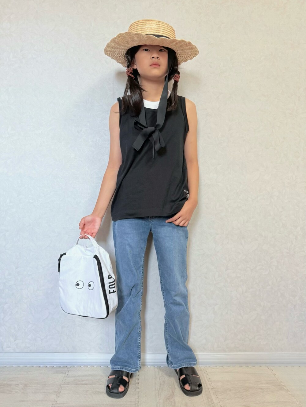 ブラック系のサンダル、ホワイト系のシャツ/ブラウス、ブラック系のタンクトップを着用したキッズの夏コーディネートの3枚目の写真