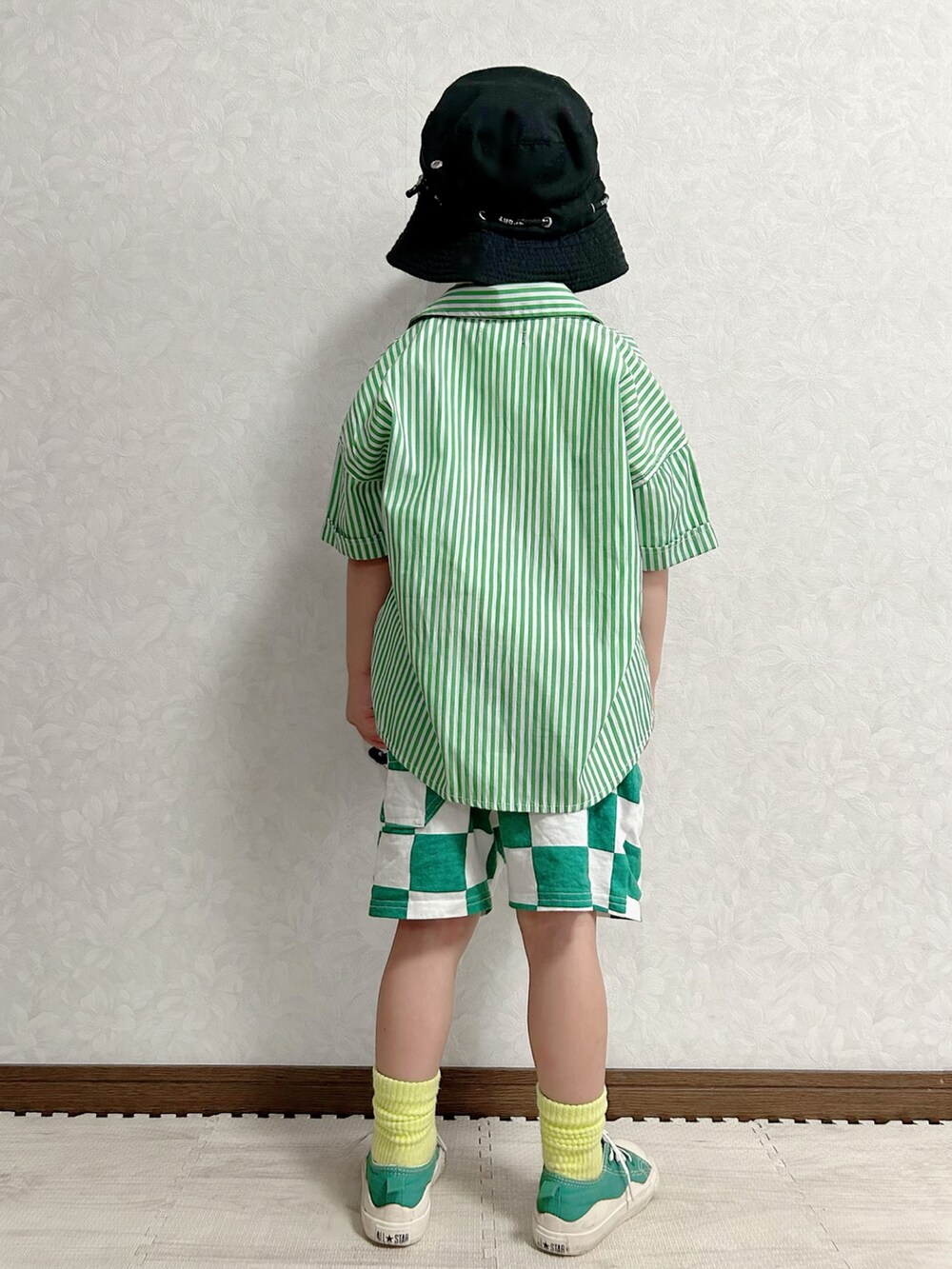 ベージュ系のタンクトップ、グリーン系のシャツ/ブラウス、グリーン系のパンツを着用したキッズの夏コーディネートの4枚目の写真