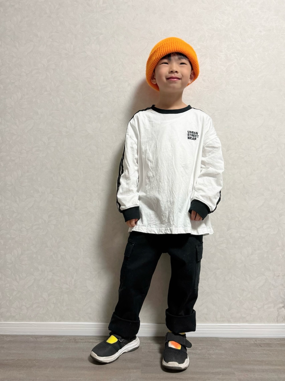 グリーン系のブルゾン、ホワイト系のTシャツ/カットソー、ブラック系のスニーカーを着用したキッズの春コーディネートの5枚目の写真