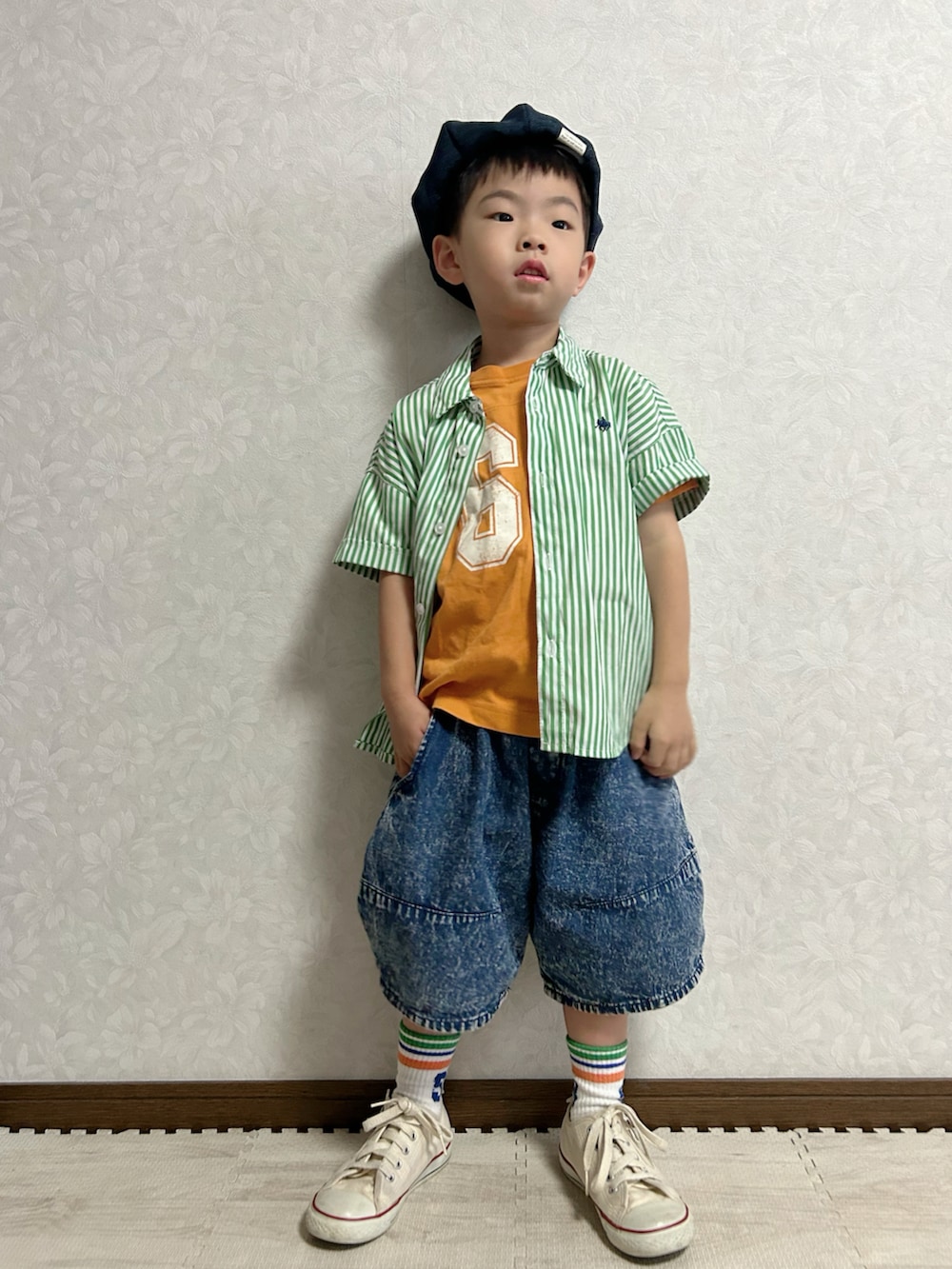 グリーン系のシャツ/ブラウス、オレンジ系のTシャツ/カットソー、ブルー系のデニムパンツを着用したキッズの夏コーディネートの2枚目の写真