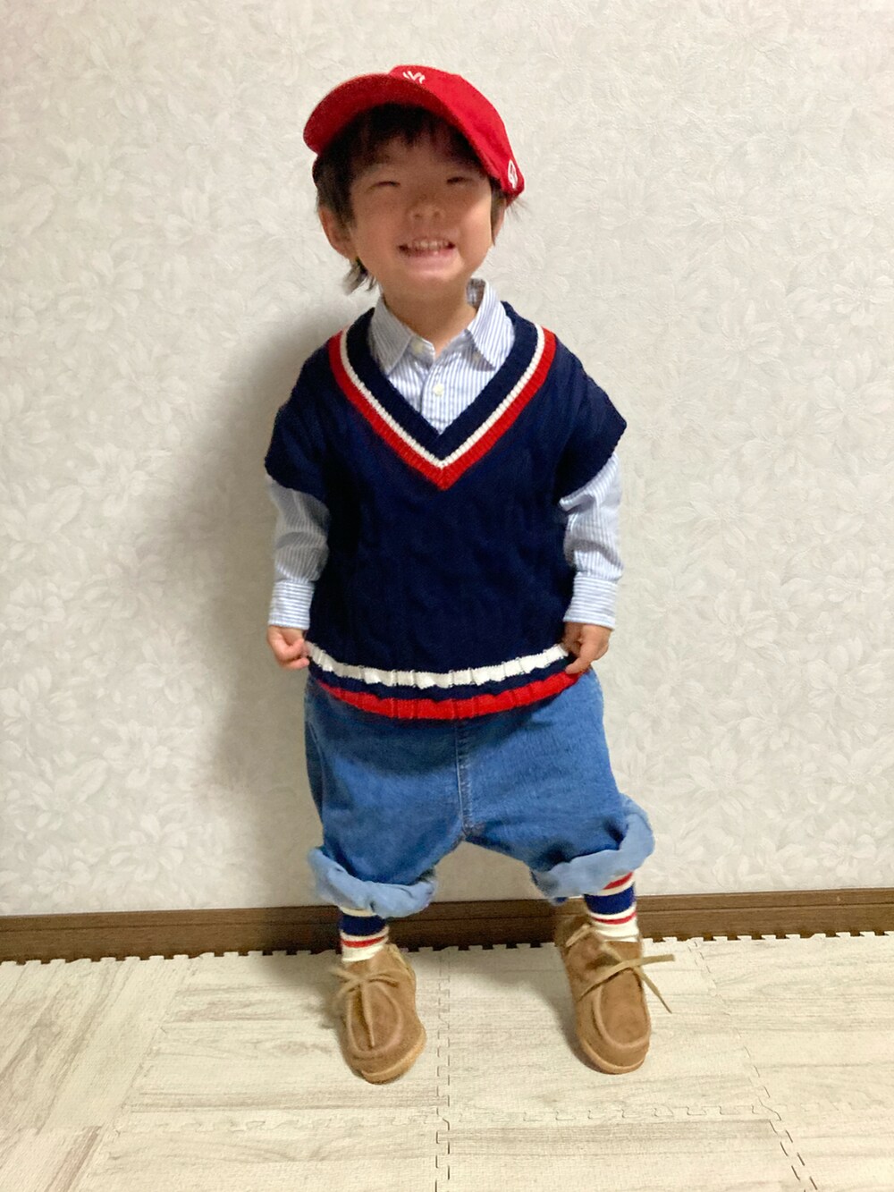 ブルー系のベスト、ブルー系のシャツ/ブラウス、ブルー系のデニムパンツを着用したキッズの秋コーディネートの4枚目の写真