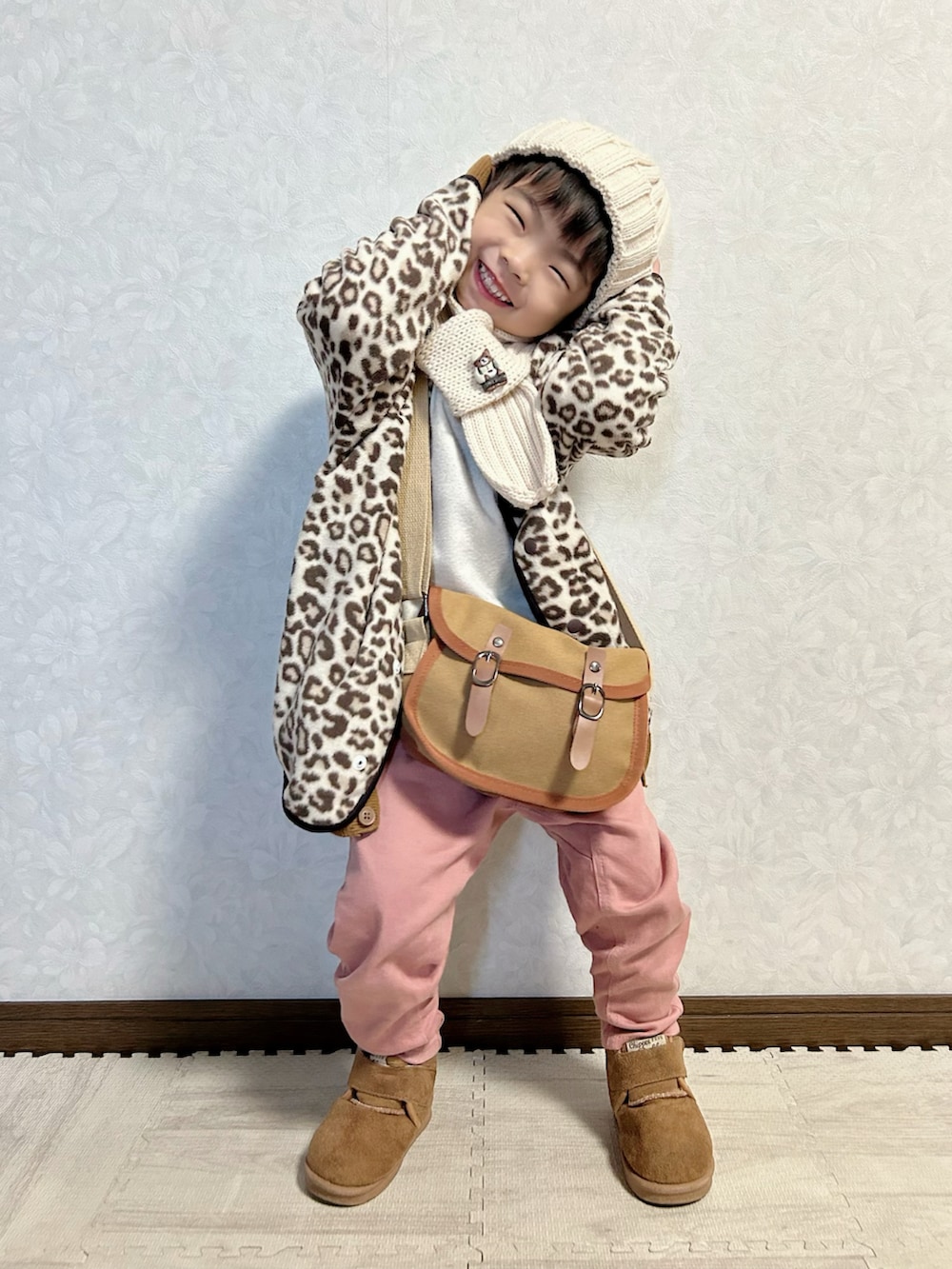 ホワイト系のニット/セーター、ブラウン系のカーディガン/ボレロ、ベージュ系のカーディガン/ボレロを着用したキッズの冬コーディネートの4枚目の写真